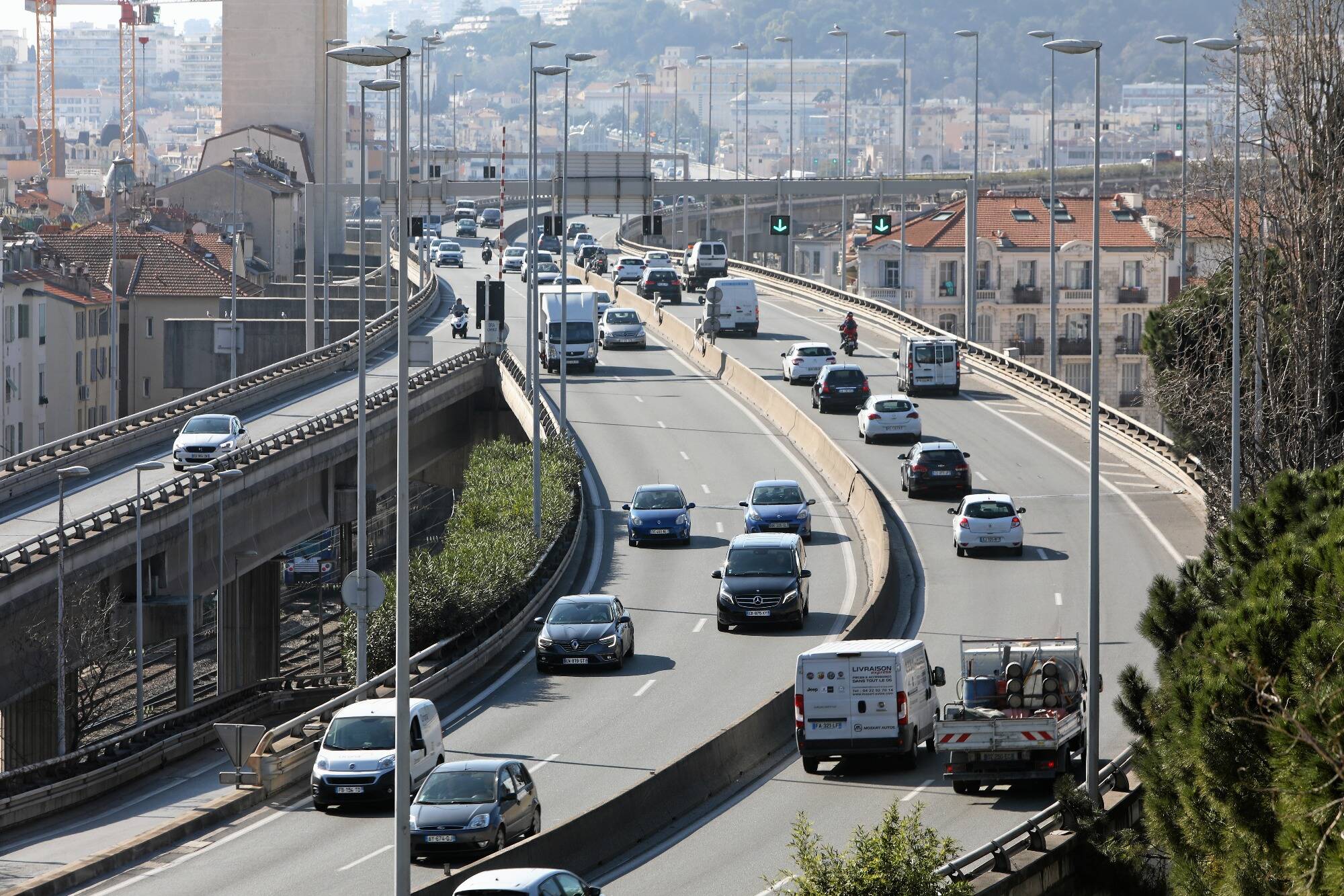 Il roule à plus de 110 km/h au lieu de 50 sur la voie Mathis à Nice et s'en prend aux policiers