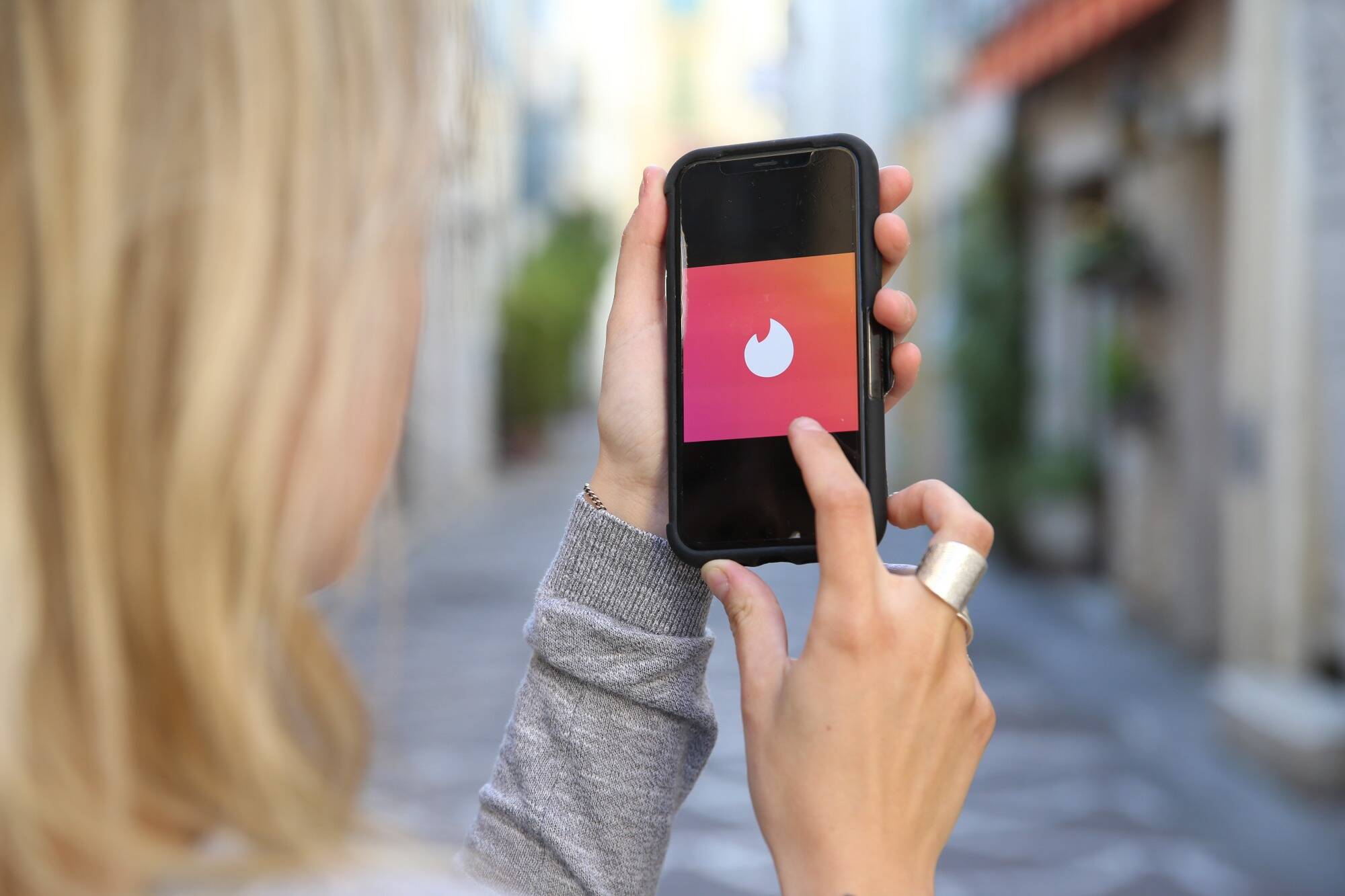 "Un insatiable chasseur égocentrique": le "violeur de Tinder" de nouveau devant la justice dès ce mardi