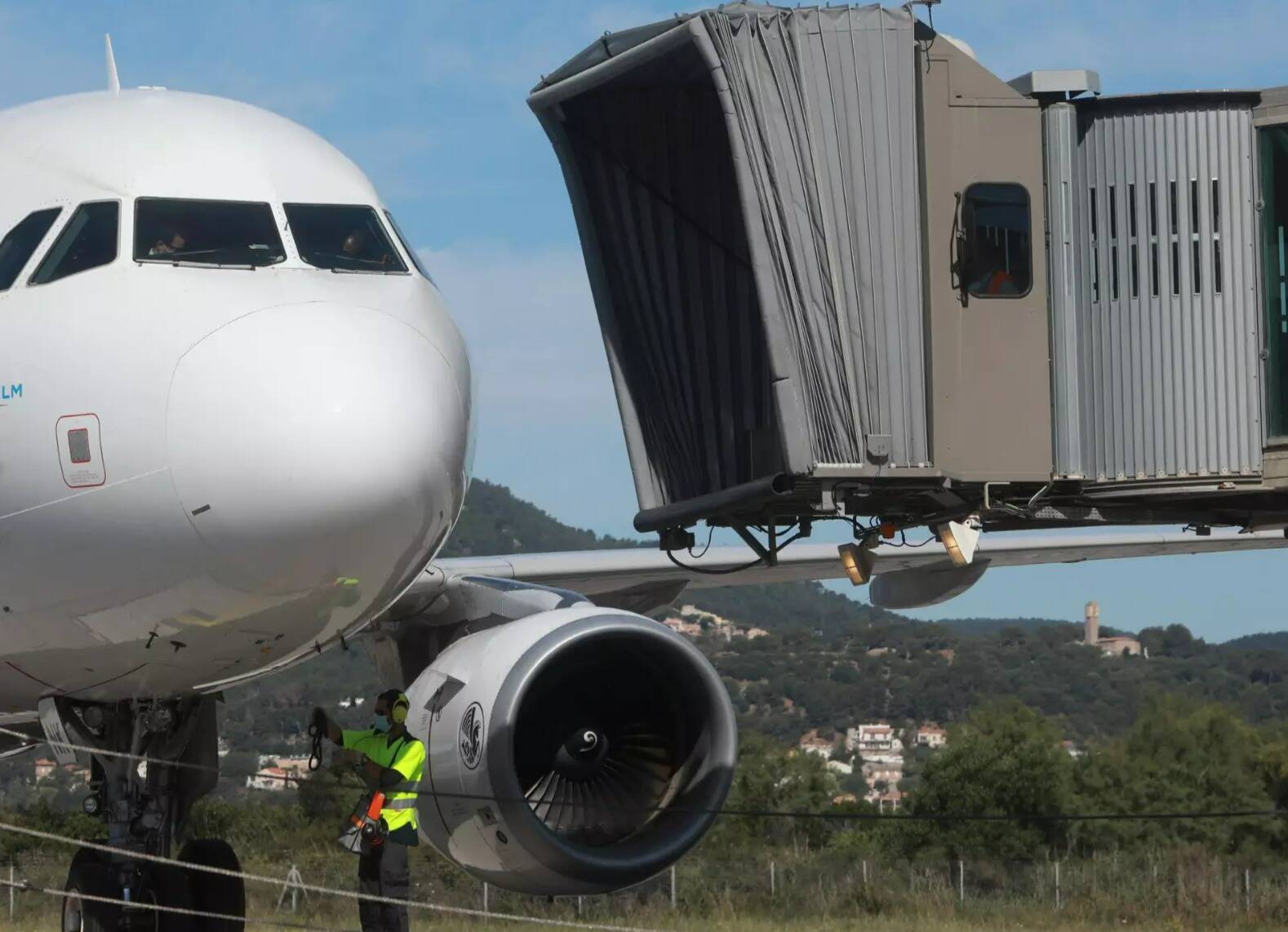 Avion immobilisé dans la Marne: deuxième nuit de confinement pour les 303 passagers