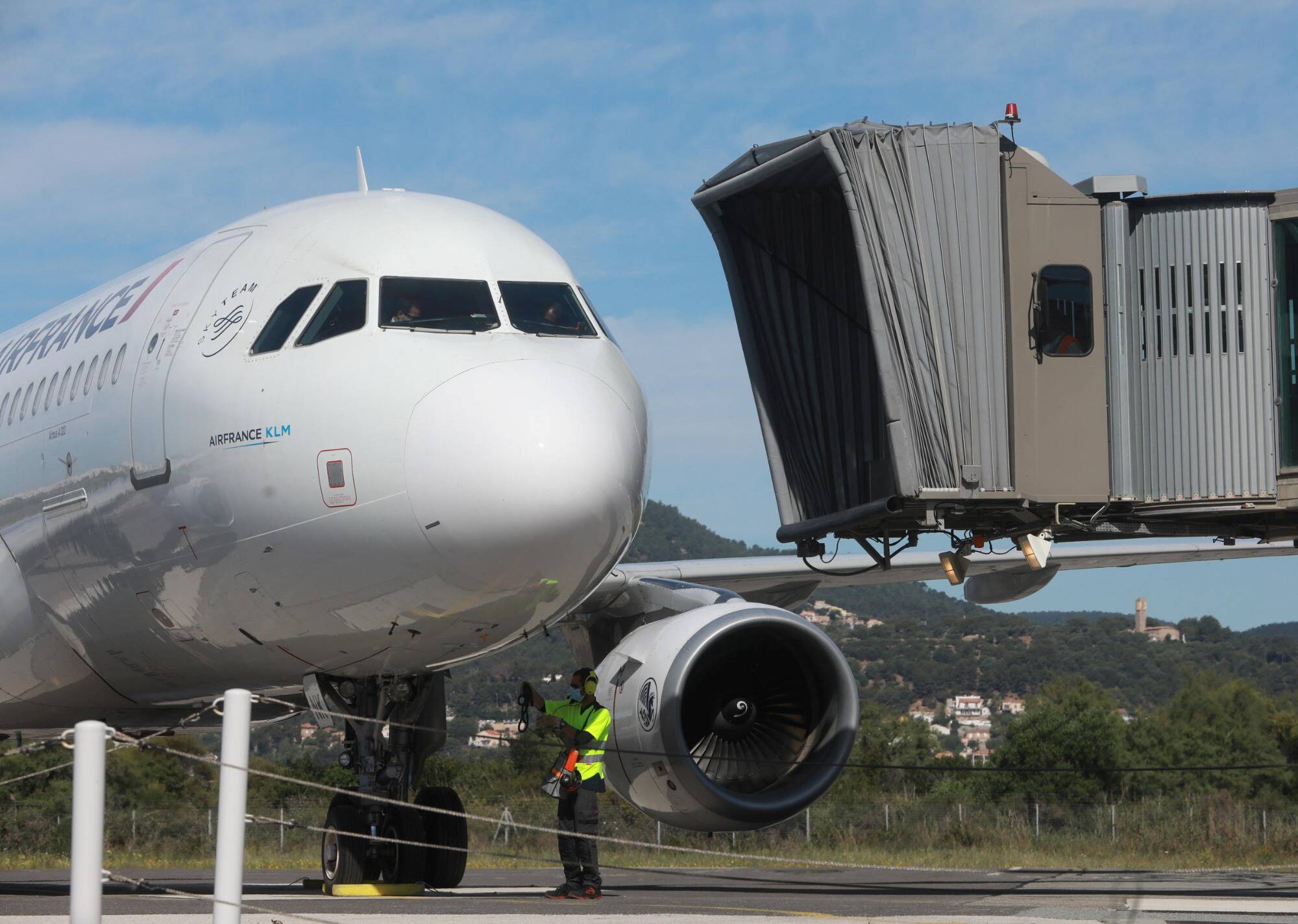 Un bébé naît lors d'un vol, la compagnie aérienne lui offre 90 billets pour de futurs voyages