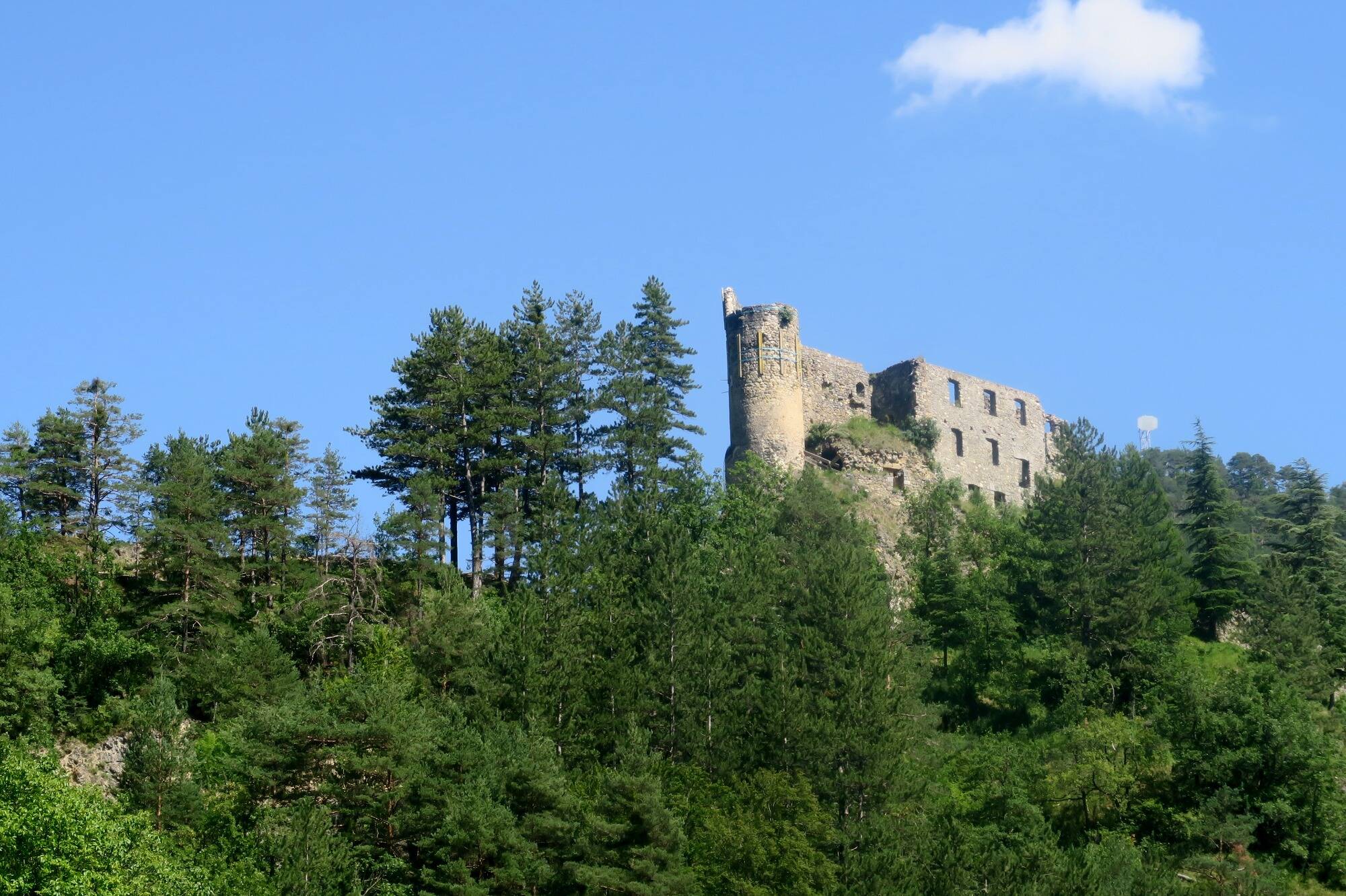 Une découverte archéologique fait ressurgir le passé militaire de Guillaumes lors des travaux du château