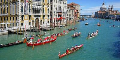 Deux hommes font du ski nautique sur le Grand Canal à Venise, le maire pique une colère