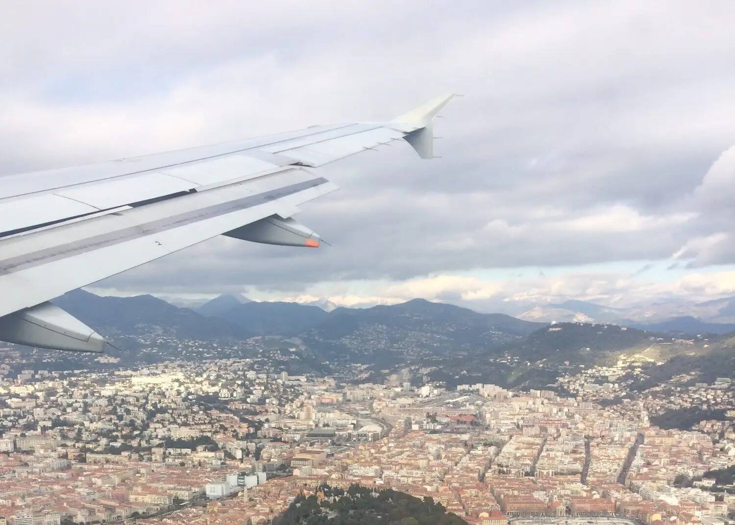 J'ai été testée positive à la Covid-19 et je dois me rendre à La Réunion où j'habite. Puis-je prendre l'avion?