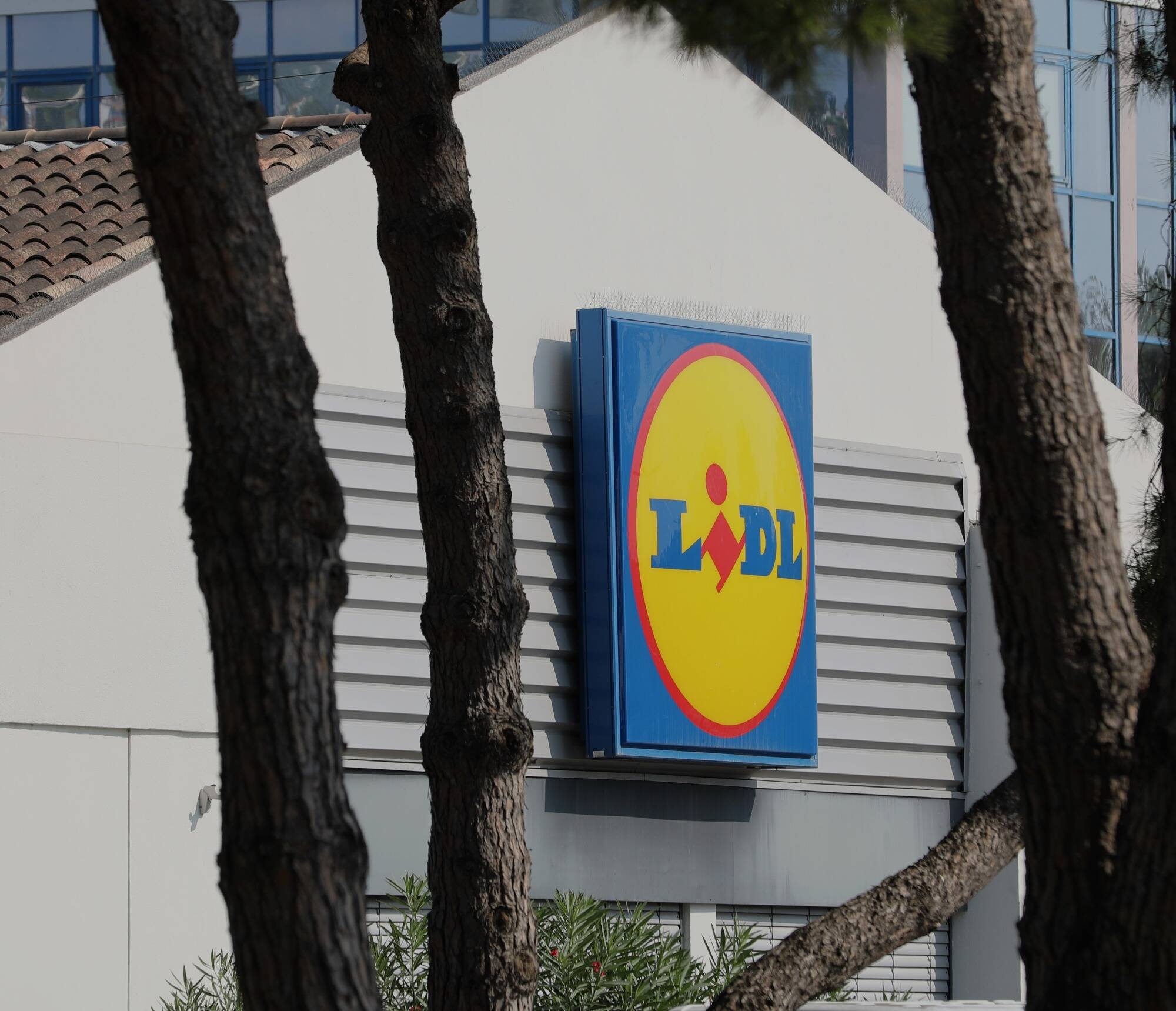 "Une situation humiliante": le parking ferme alors qu'elle recharge sa voiture, une femme passe la nuit à Lidl