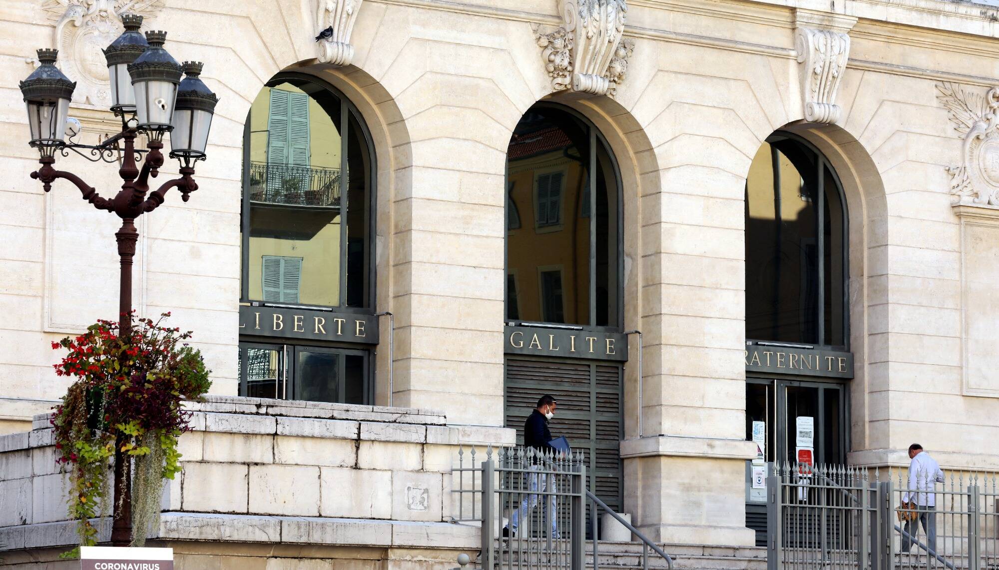 Il souhaitait lui voler "20-30 euros": le cambrioleur a-t-il aussi eu des gestes déplacés envers sa victime de 87 ans?