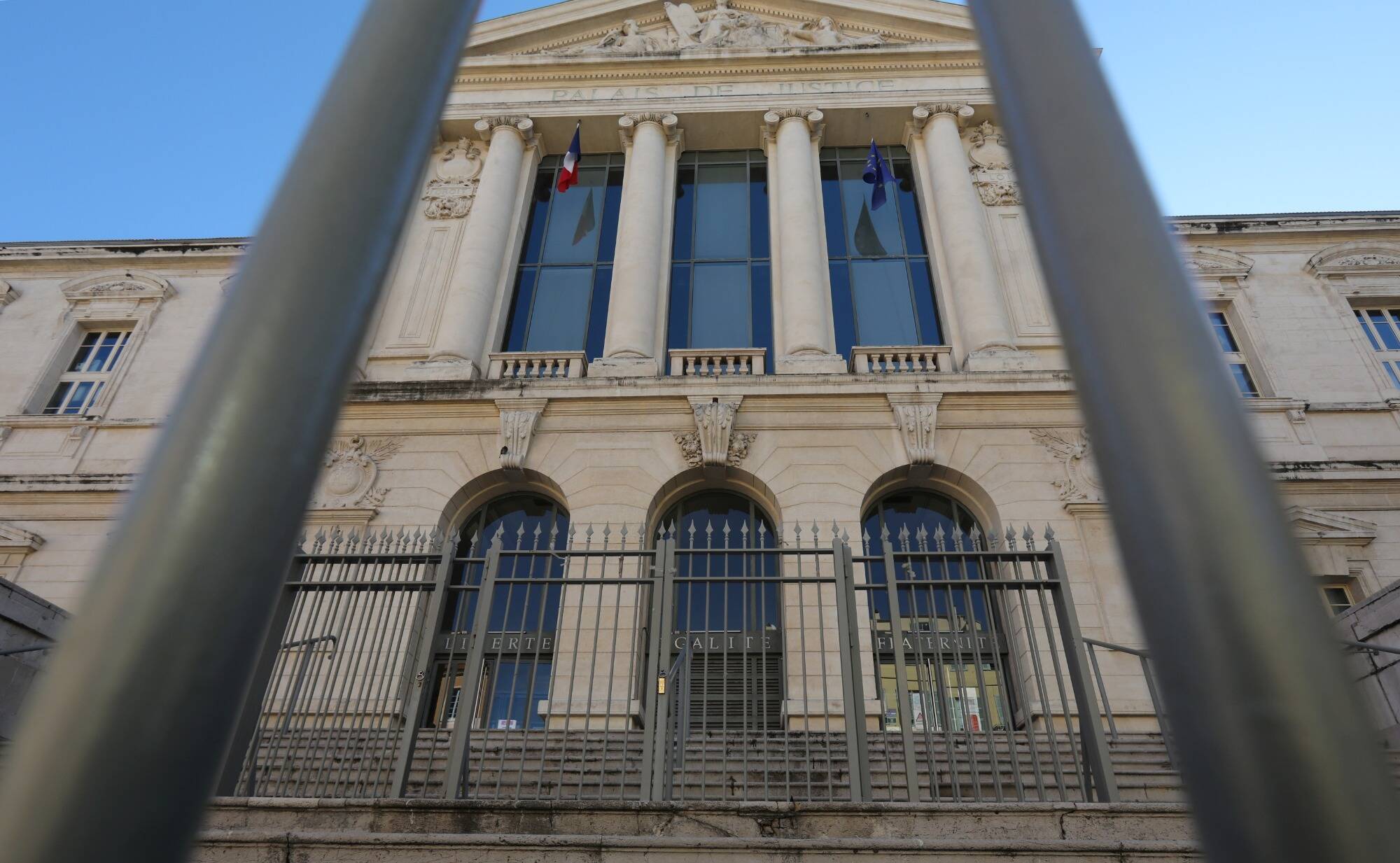Huit minutes d'enfer sous la menace d’une grenade et d’un pistolet. Une vendeuse de la bijouterie harry winston braquée à cannes témoigne de son traumatisme