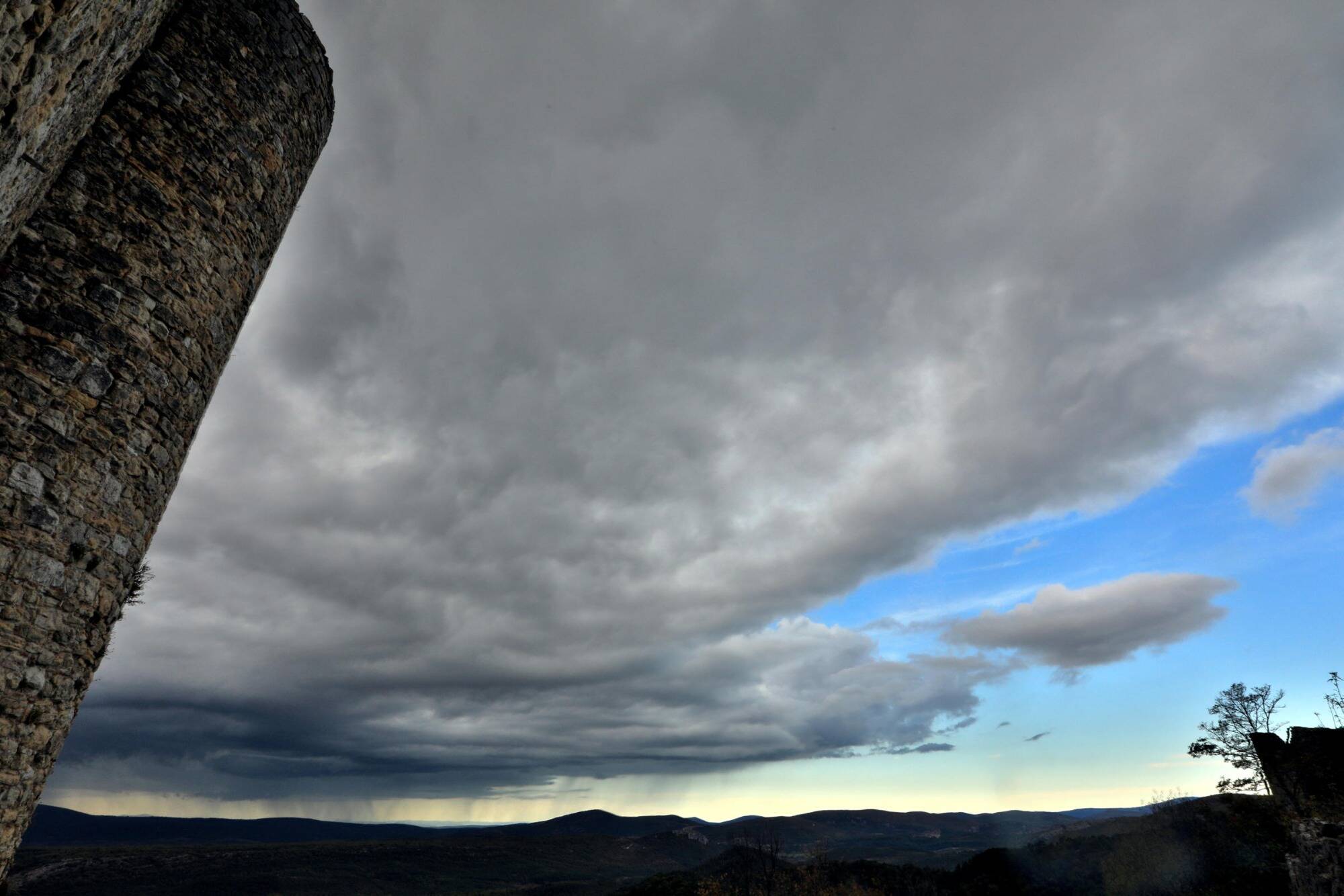 Soleil et risque d'orages ce dimanche, jusqu'à 25°C attendus