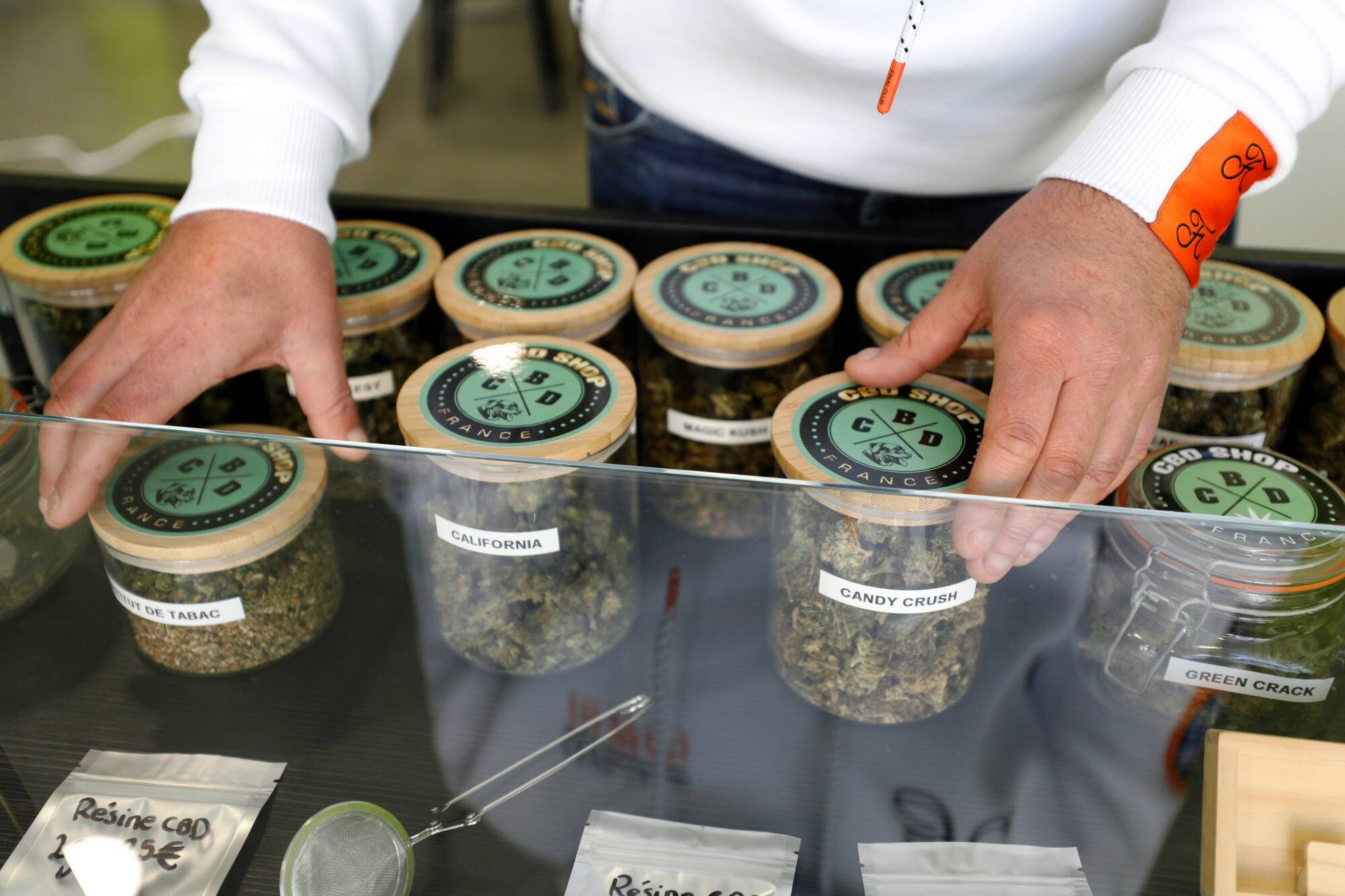 "Des substances interdites sont présentes": les autorités alertent sur une hausse des intoxications par des produits au CBD vendus en boutiques ou sur internet