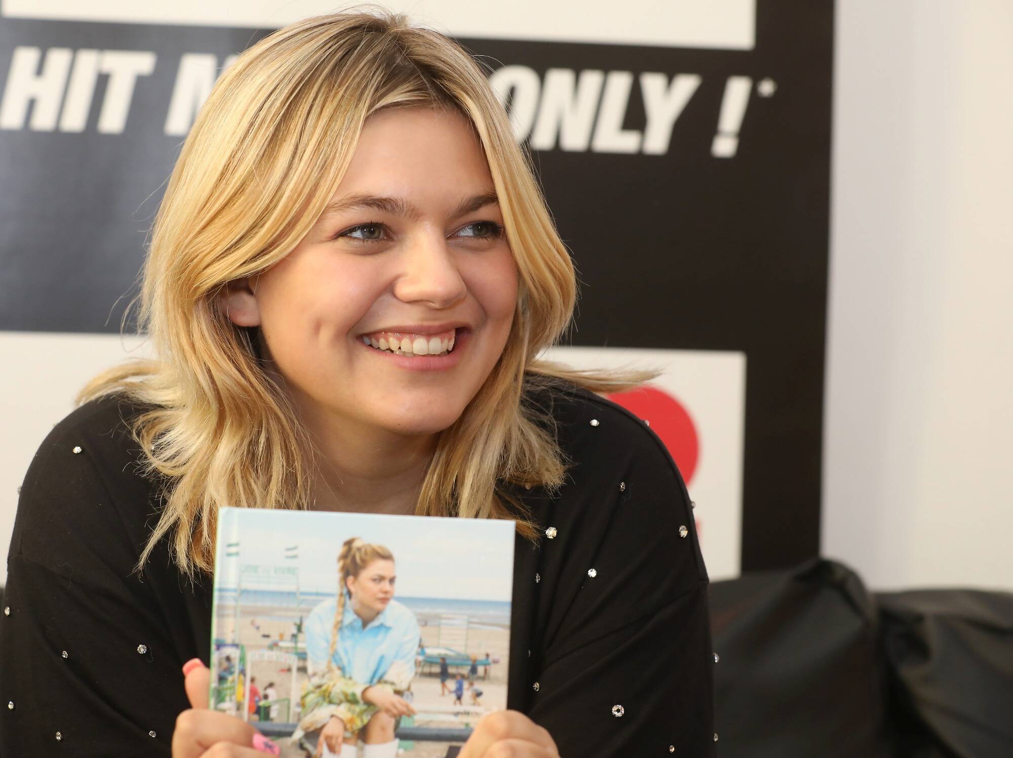"Je ne suis pas un animal": la colère de Louane après avoir été photographiée en catimini par des fans