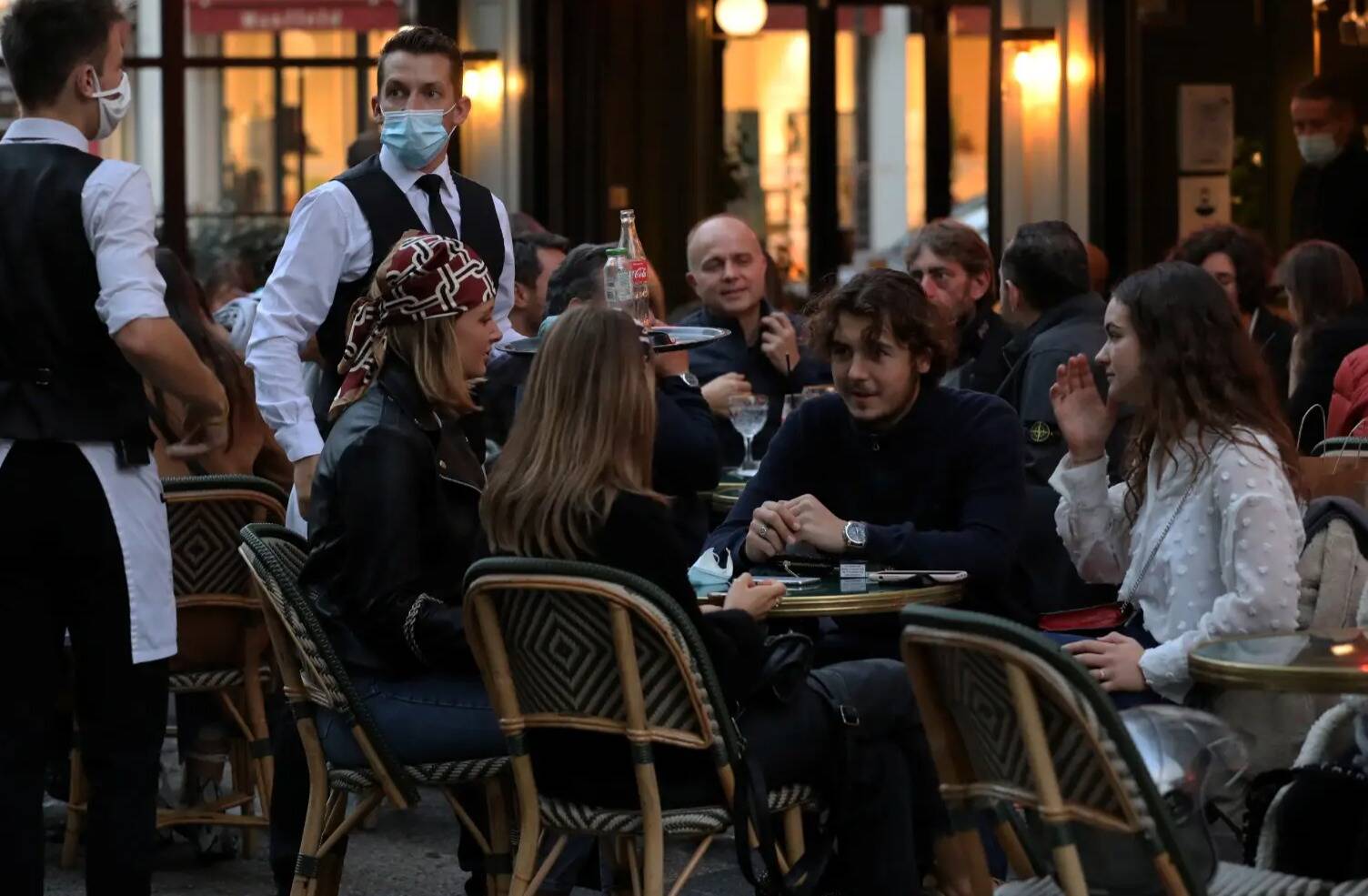 Le gouvernement esquisse un plan pour la réouverture des bars et des restaurants