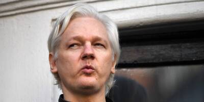 Mélenchon promet de naturaliser Julian Assange s'il est nommé Premier ministre