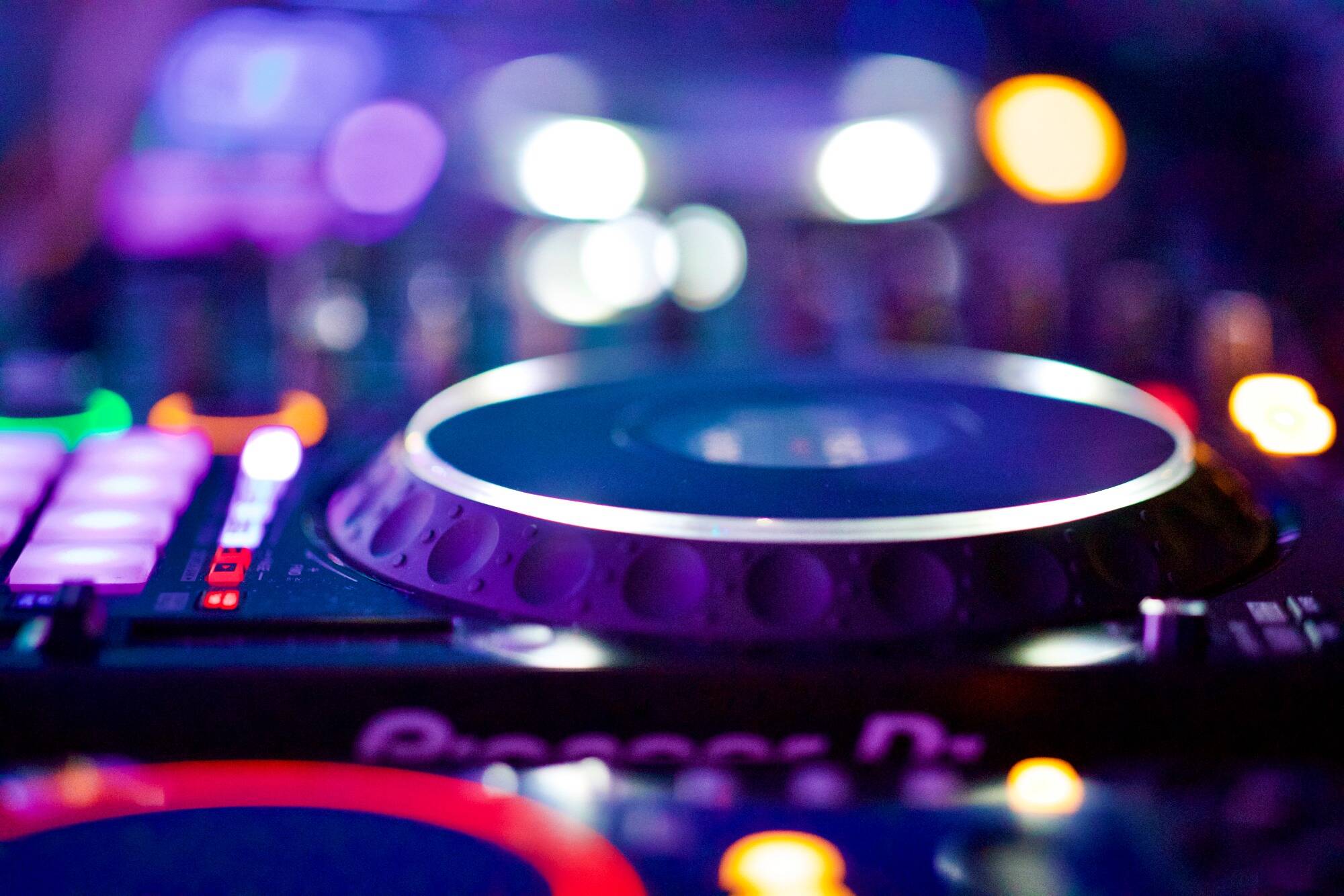 Après l'annonce de son Premier ministre, Macron s'engage à rouvrir les discothèques "au plus vite"