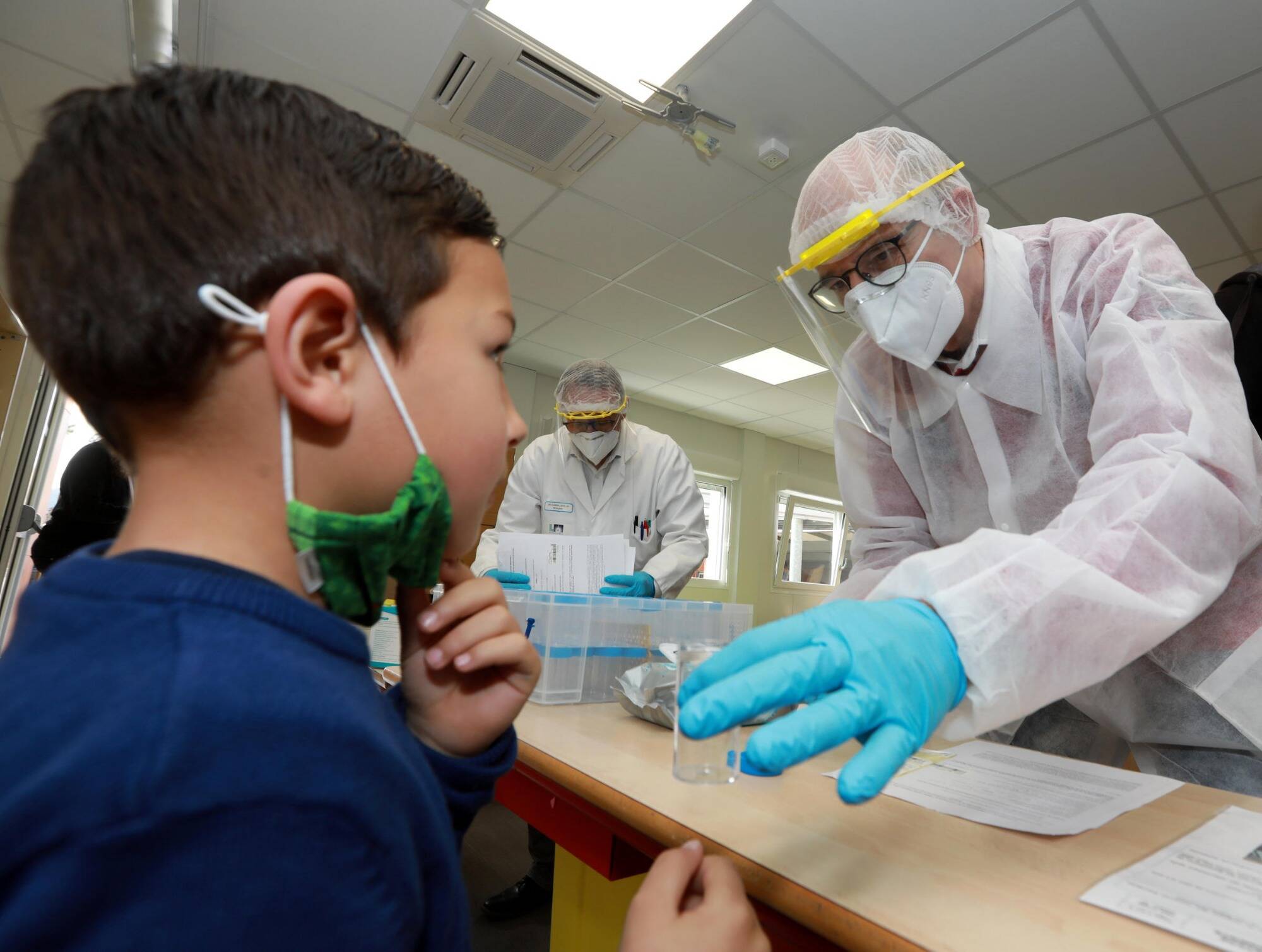 Ecoles: comment éviter une fermeture face à la hausse des cas de Covid-19?