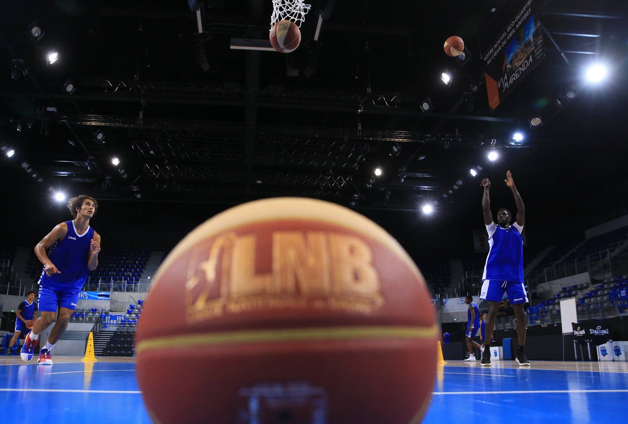 Des supporters d'un club de basket se peignent le visage en noir et suscitent la polémique