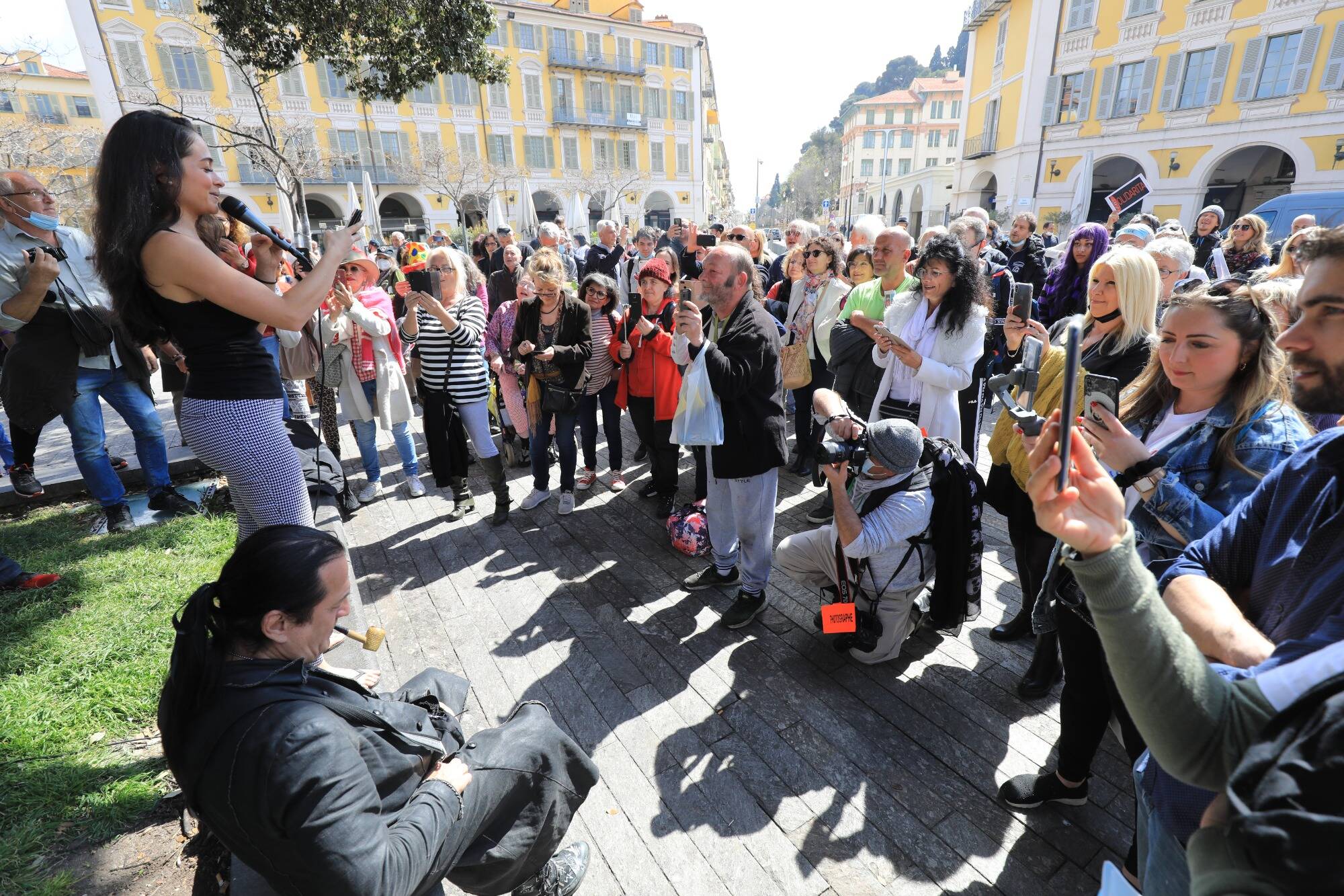 Francis Lalanne incite des personnes non masquées à s'embrasser à Nice. Est-ce une mise en danger de la vie d'autrui?