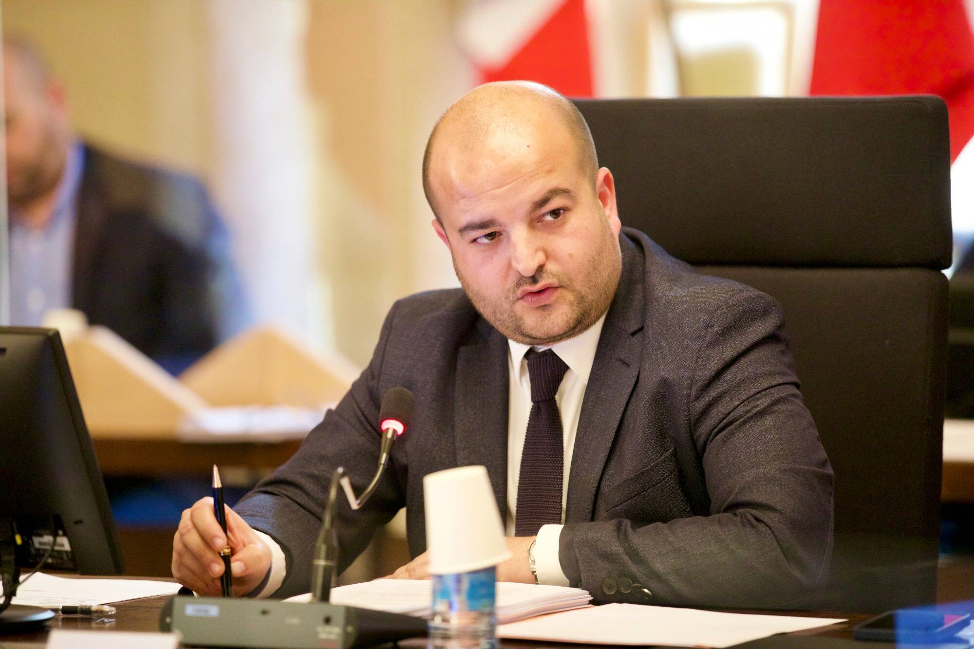 Le maire de Fréjus David Rachline dit vouloir porter plainte contre la journaliste de "L'Obs" auteure de l'enquête "Les Rapaces"