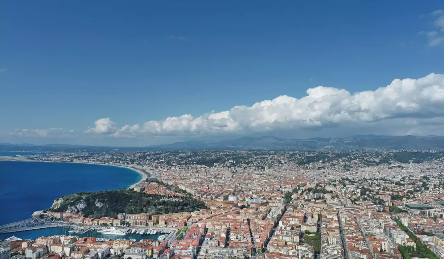  Une vue aérienne de Nice. 