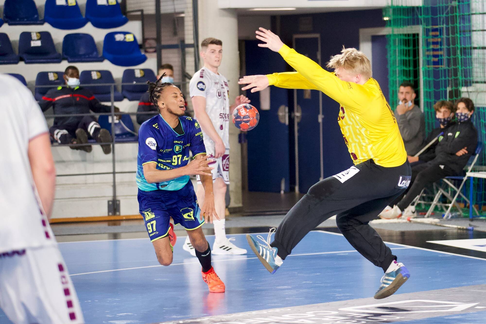 Drévy Paschal signe son premier contrat professionnel avec Saint-Raphaël Var handball