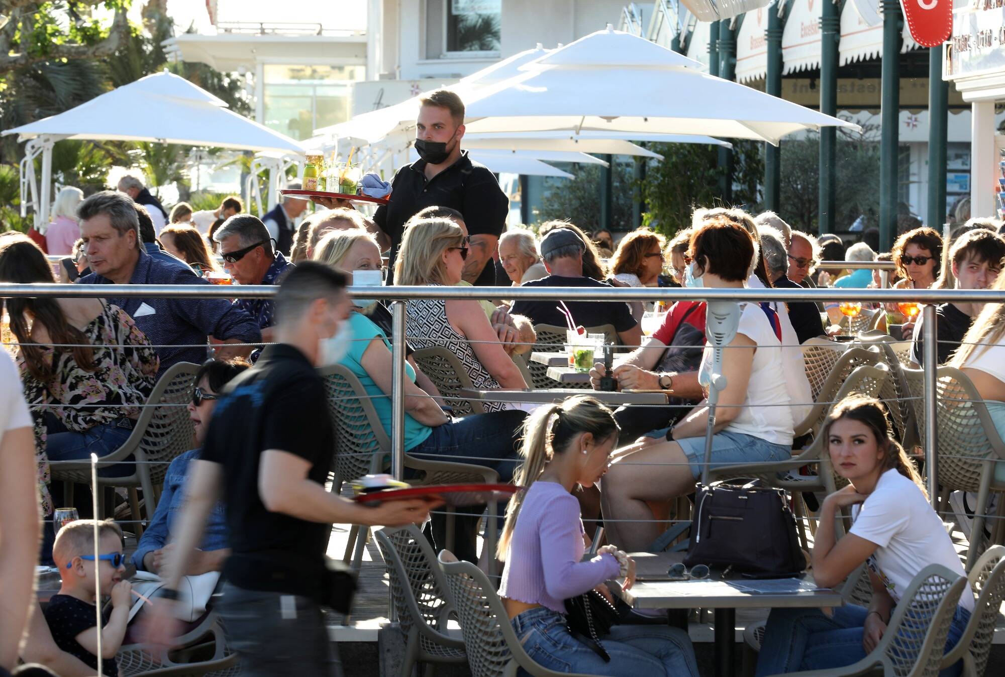 Une nouvelle loi empêche-t-elle les restaurateurs de servir de l'eau après minuit en France cet été?