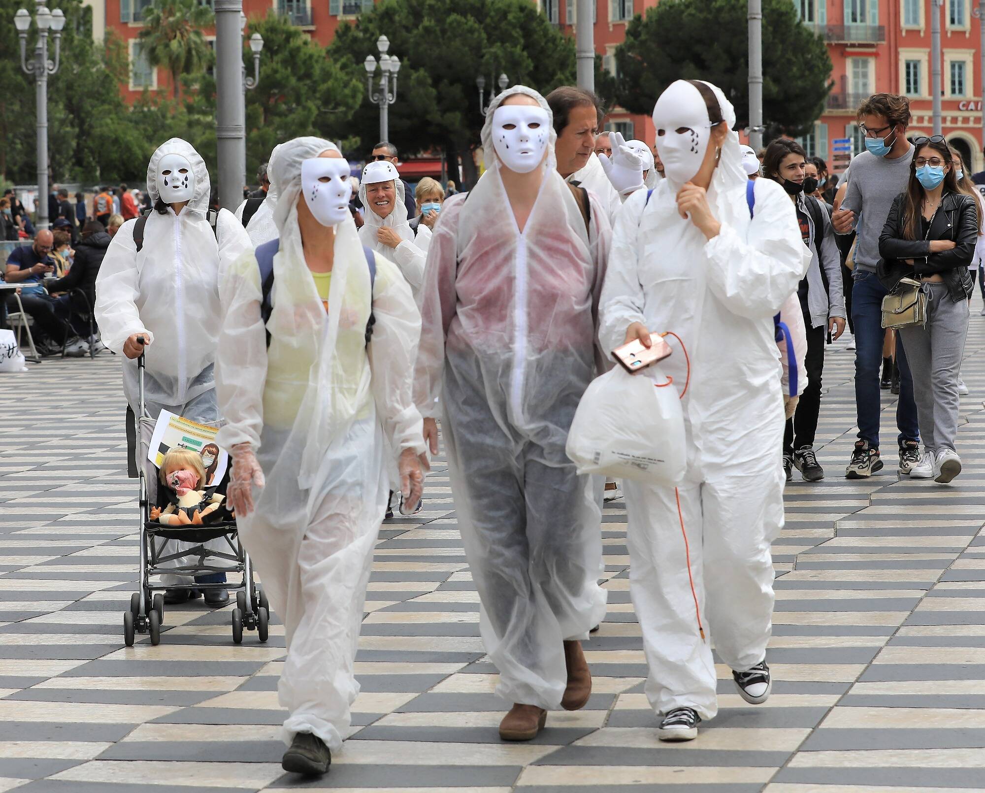 Ce que disent les "masques blancs" qui ont (encore) manifesté à Nice ce samedi après-midi