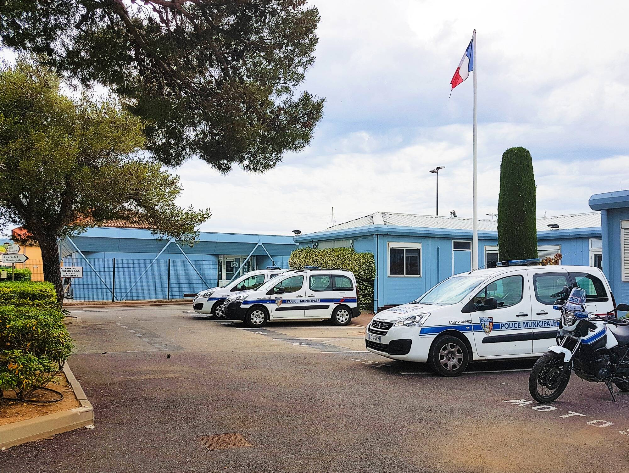 Mais pourquoi la police municipale de Saint-Tropez peine-t-elle à garder ses effectifs?
