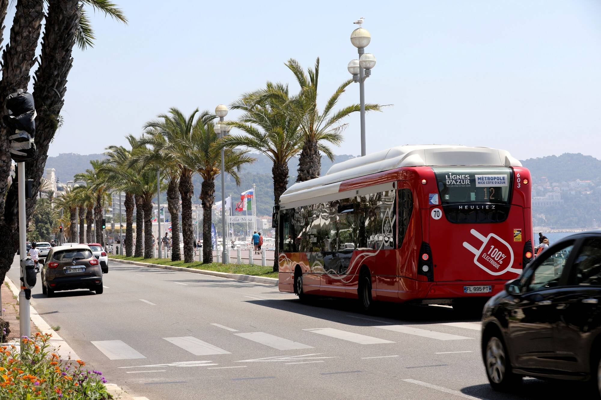 Pénurie de carburants: les élus écologistes demandent la gratuité des transports et du stationnement à Nice