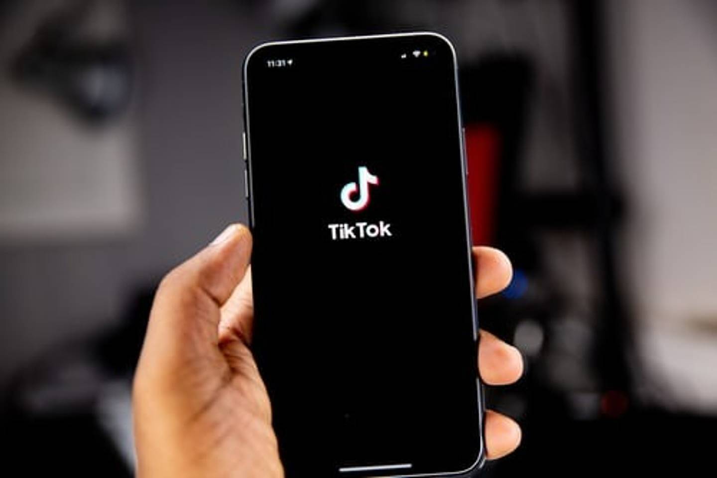 Quelle est cette nouvelle tendance TikTok qui consiste à se maquiller pour faire ressortir ses cernes?