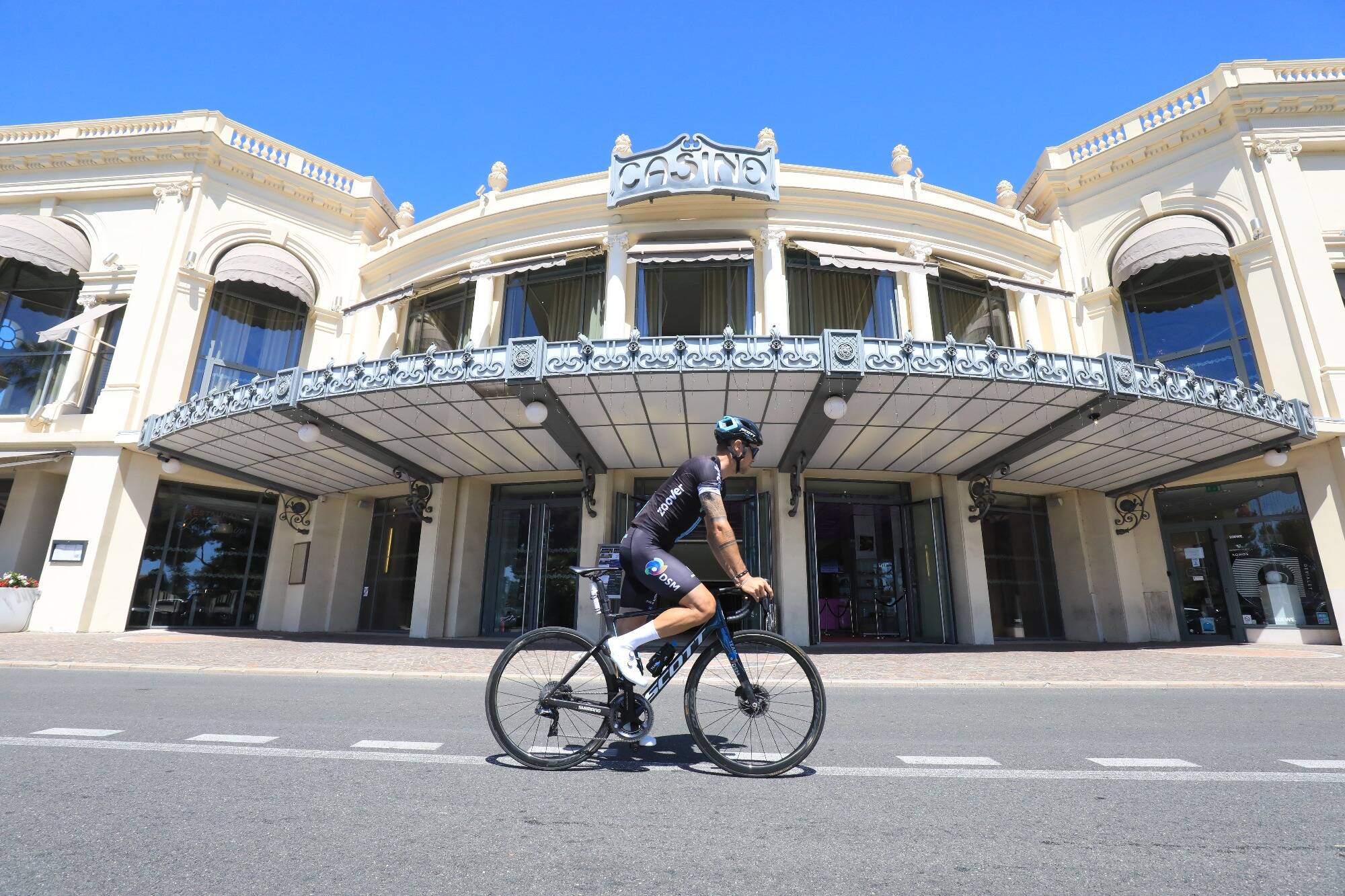 Cette célèbre influenceuse a été filmée en pleine bagarre au Sky Beach de Beaulieu-sur-Mer