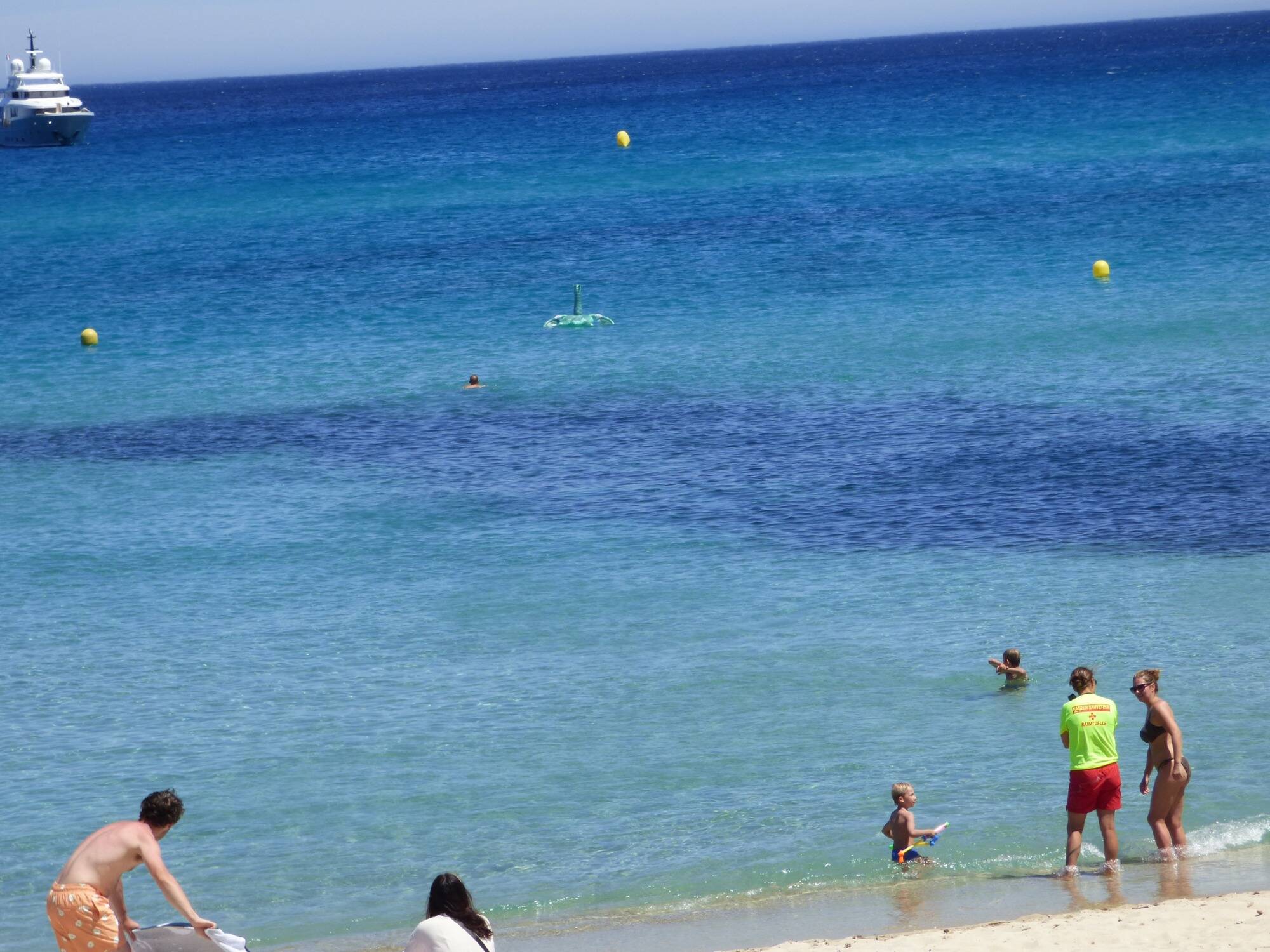Début de noyade à Saint-Raphaël: un septuagénaire sans doute sauvé par des baigneurs