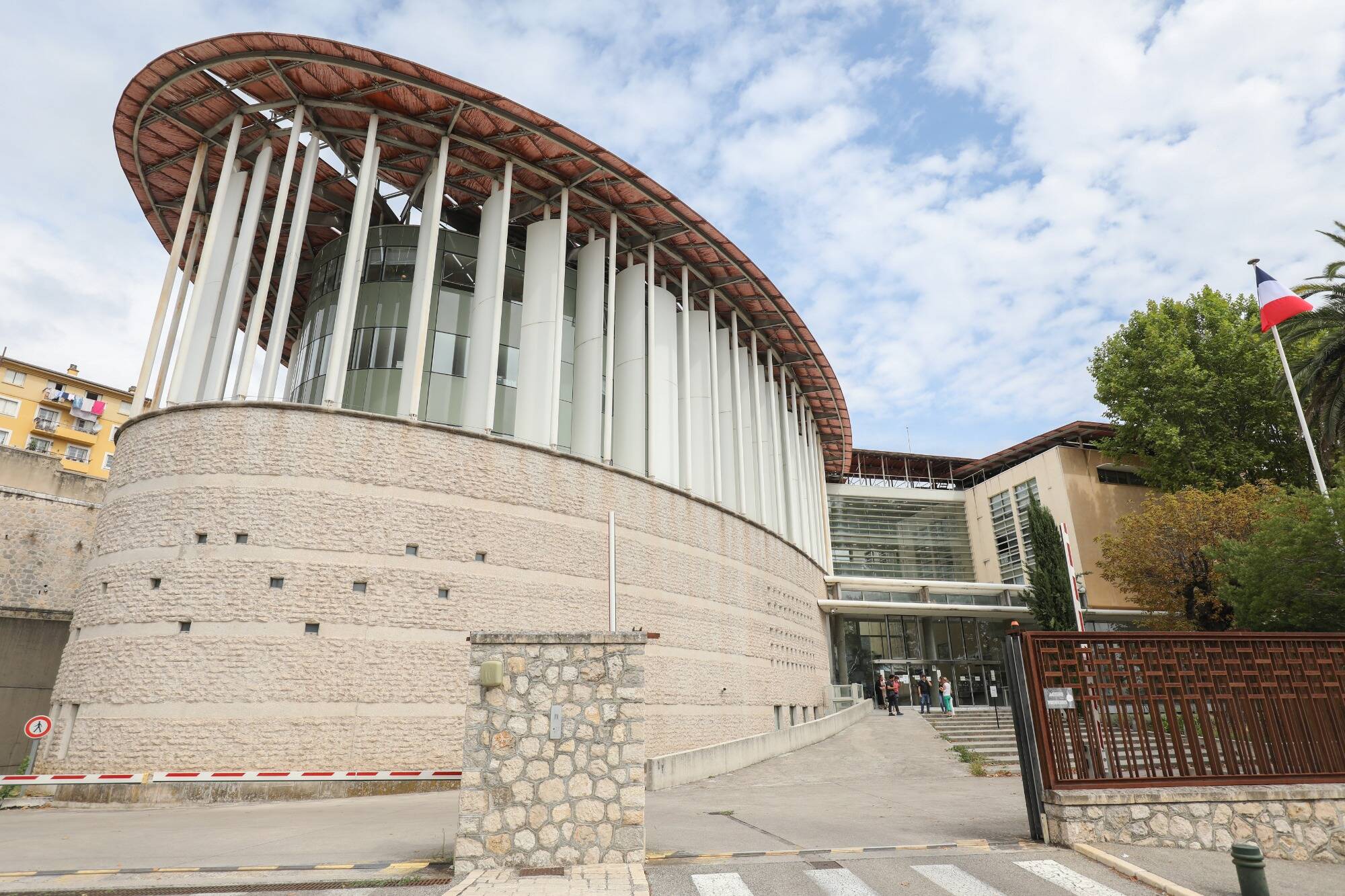 Se croyant victime d'un vol, il blesse sérieusement son voisin à coups de couteau... puis retrouve ses affaires et le rembourse