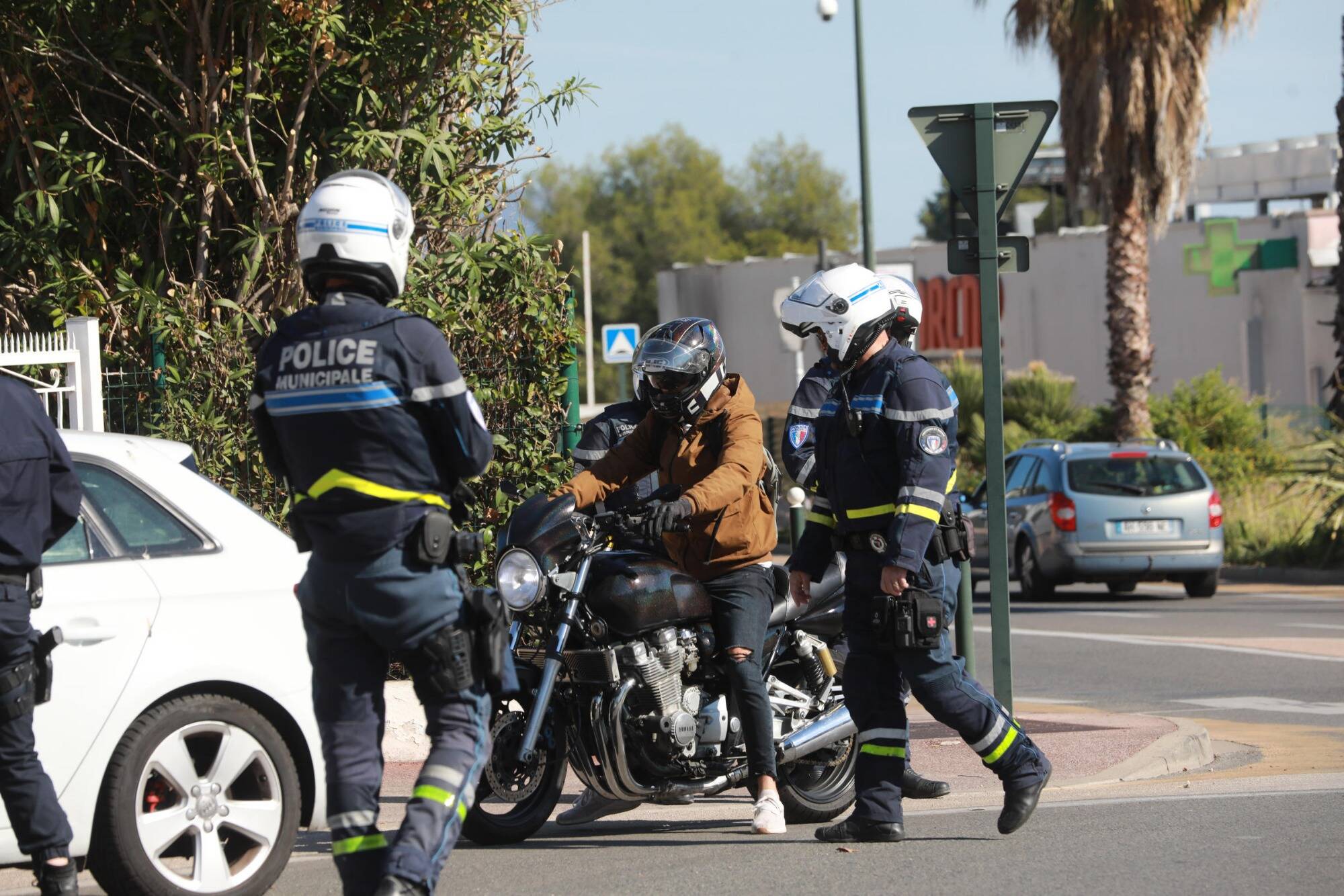 Motos percutées par des policiers, appel à la population... comment les rodéos urbains sont gérés au Royaume-Uni
