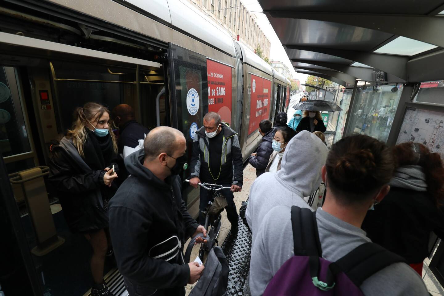 Des usagers du tram masqués, à Nice, en novembre 2021. Illustration.