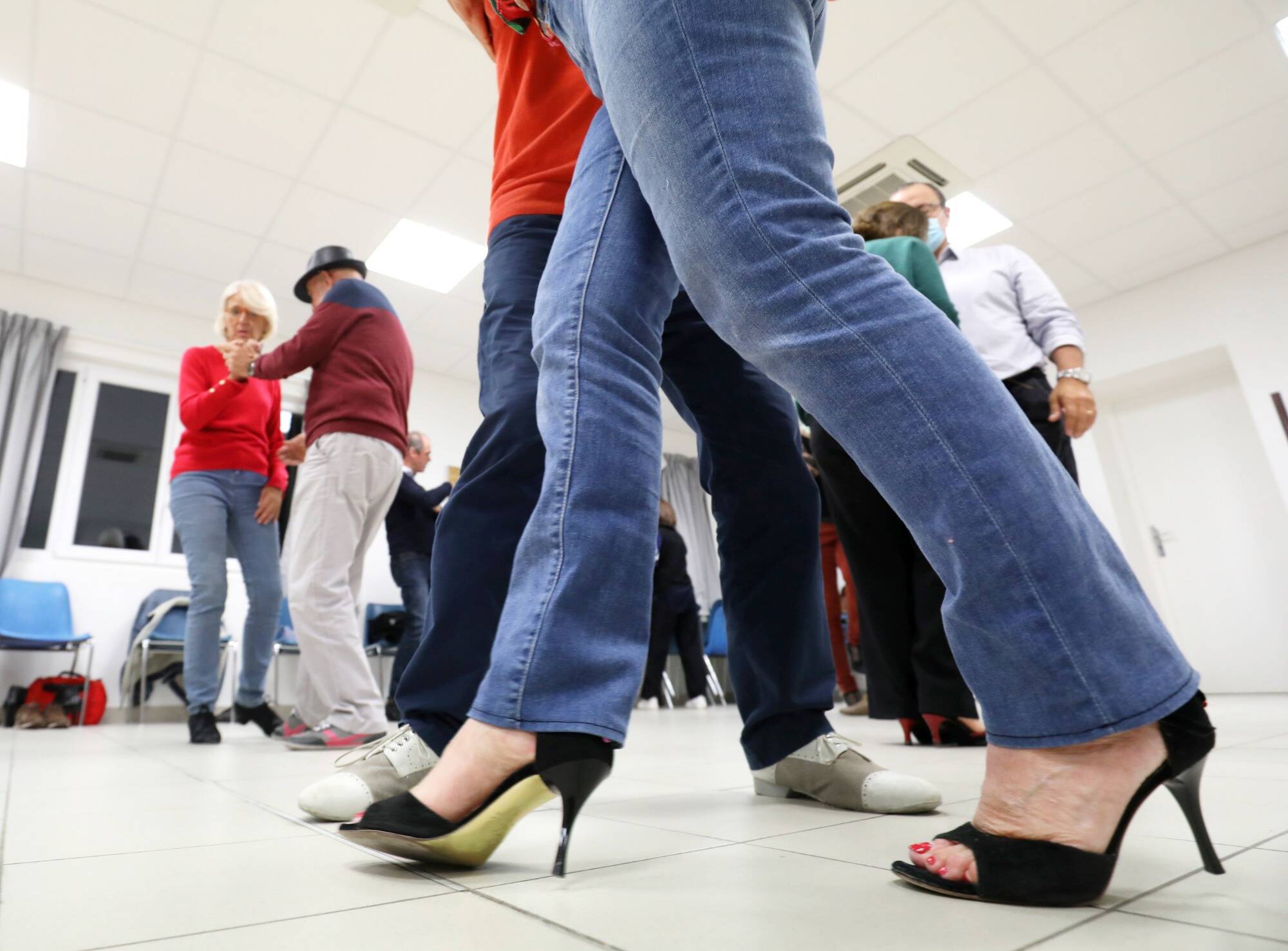 Covid-19: le gouvernement interdit de danser dans les bars et restaurants dès ce vendredi