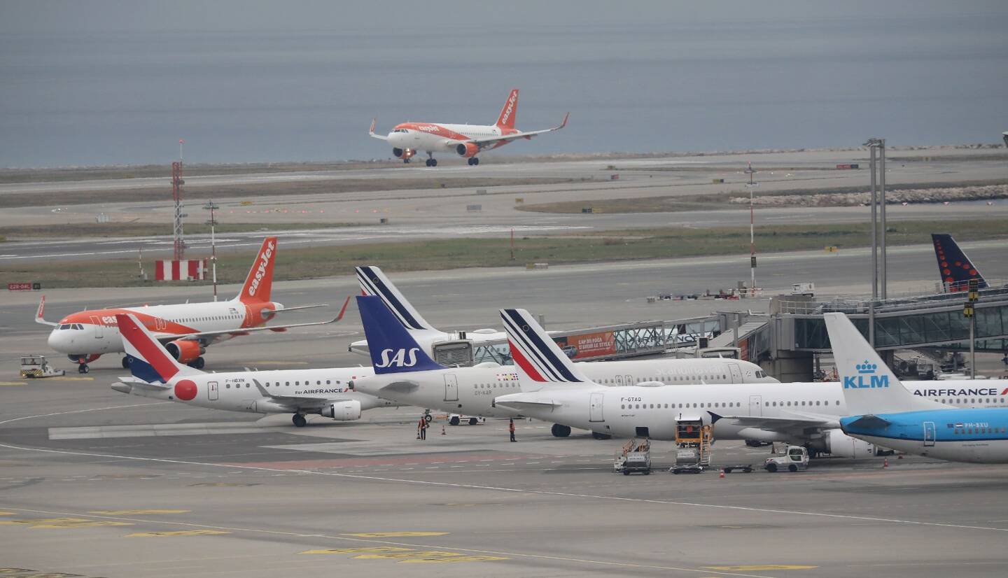 À Nice, 166 vols sont supprimés, soit 50% des vols prévus.