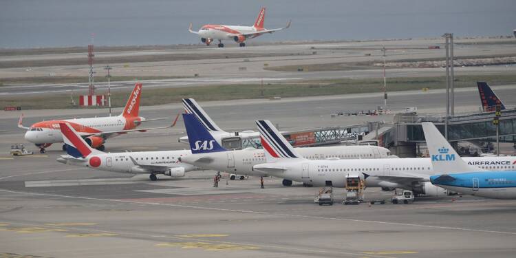 Milliers de vols annulés, passagers dans le flou: jeudi noir pour le transport aérien français malgré la levée d'un préavis de grève