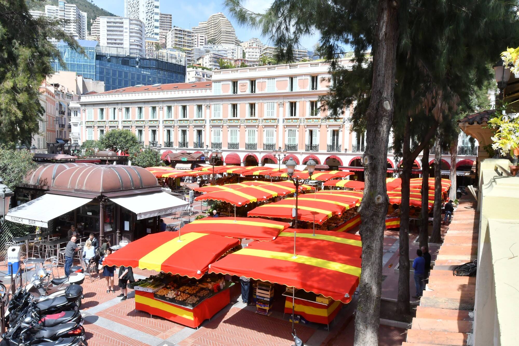 A Monaco, la place d'Armes se transforme en guinguette pour un grand bal du marché