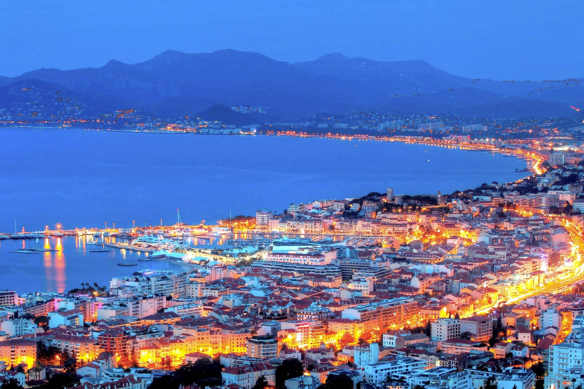 Deux piétons percutés par une voiture sur le bord de mer à Cannes sont grièvement blessés