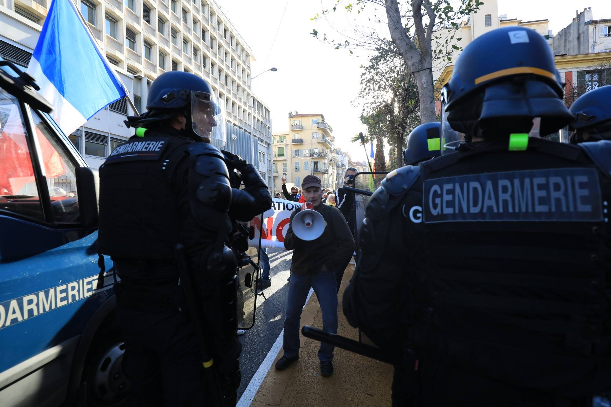 "Macron on t'emm...": les antivax en nombre à Nice samedi après-midi