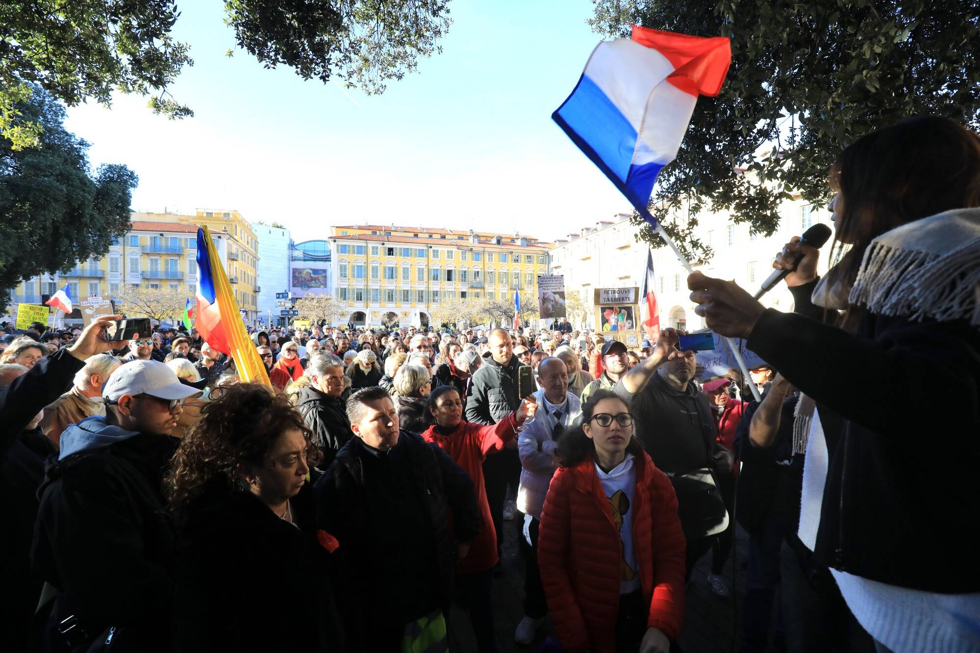 "Macron on t'emm...": les manifestants anti-pass en nombre à Nice samedi après-midi