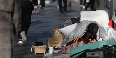 Un sans-abri retrouvé mort sous sa couverture en pleine rue à Nice