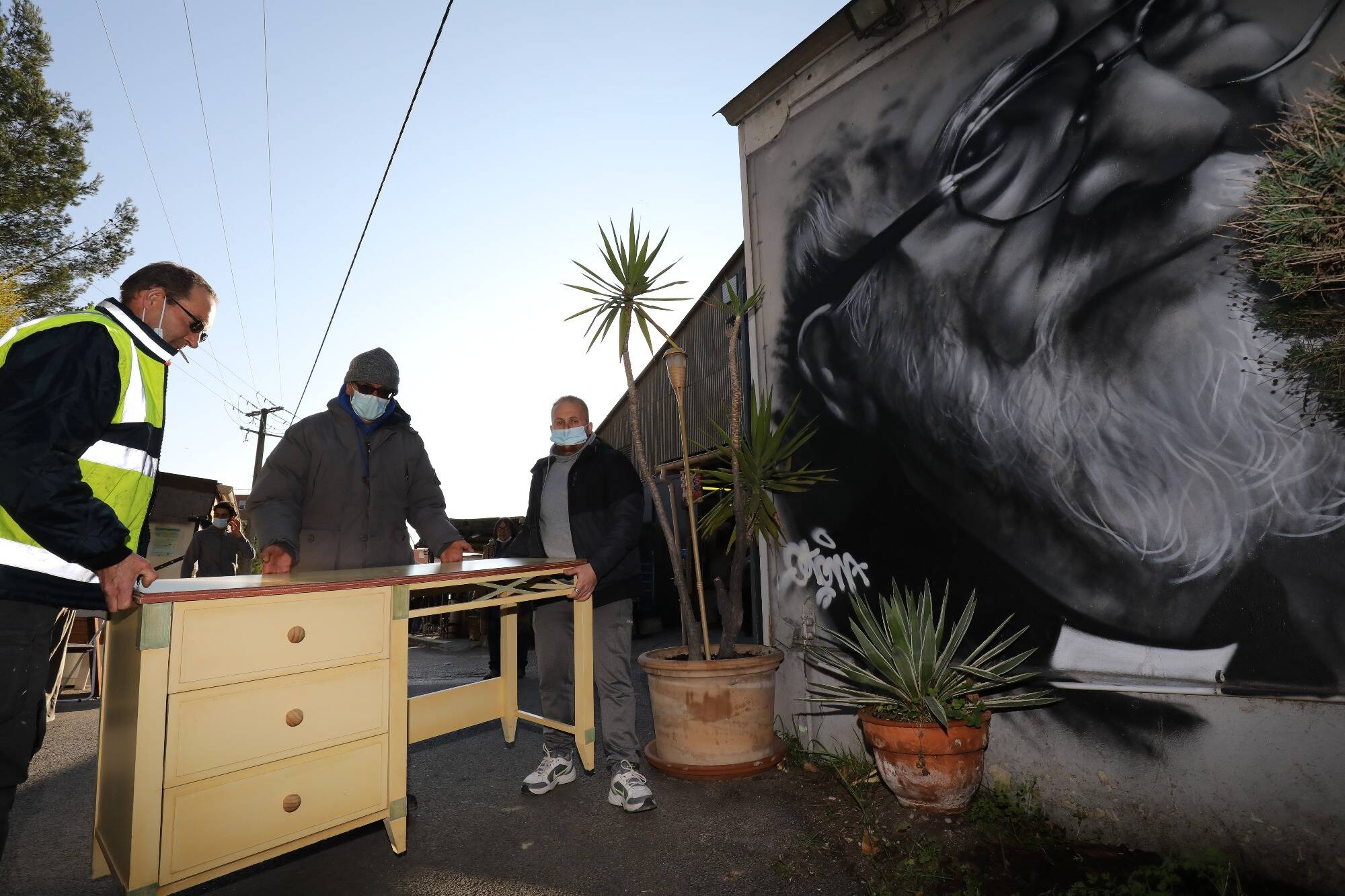 Affaire Abbé Pierre: la fondation Emmaüs de Saint-André-de-la-Roche a fait retirer toutes les images du prêtre de ses locaux