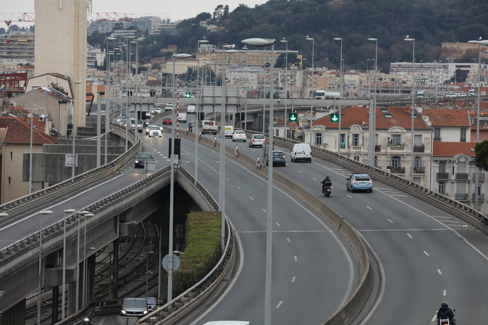 Alcool et délit de fuite: une Niçoise condamnée pour avoir tué un cyclomotoriste sur la voie Mathis à Nice
