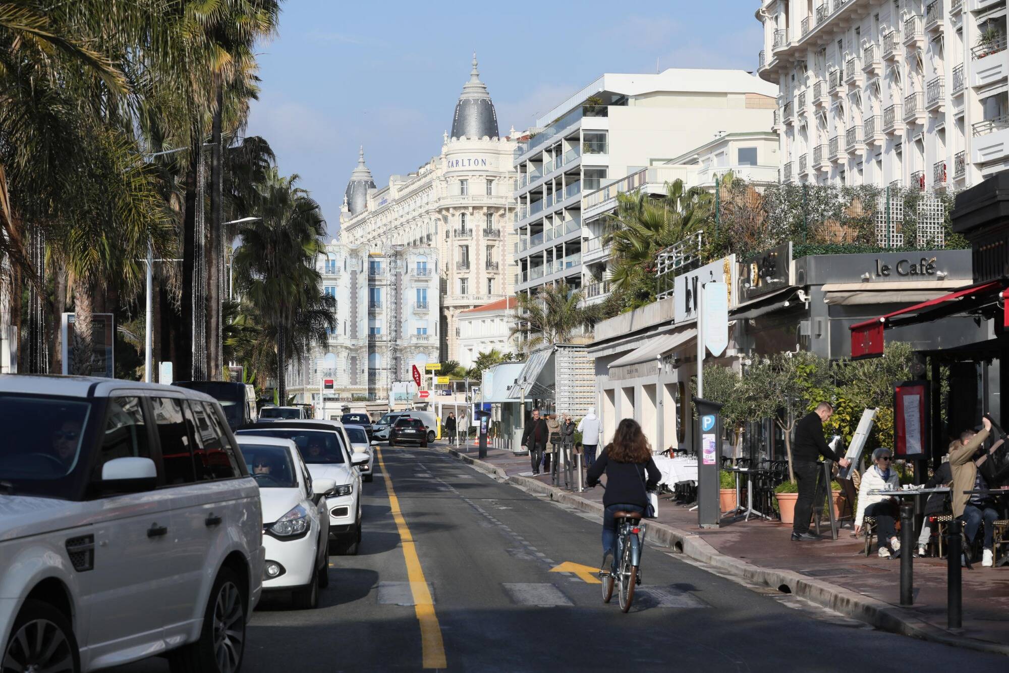 Deux hommes à moto détroussent un homme de sa montre estimée à 70.000 euros sur la Croisette à Cannes