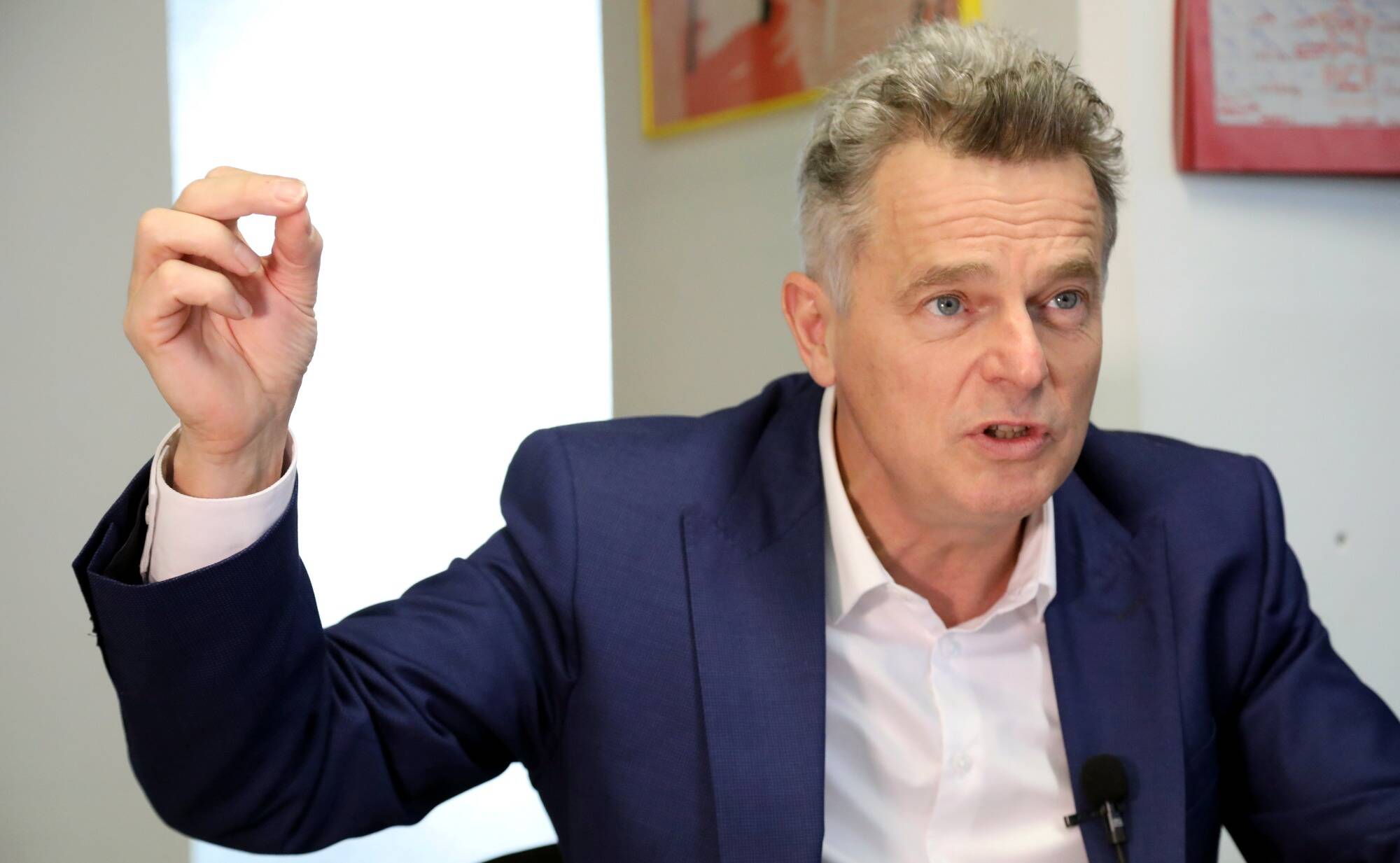 "La station d'essence est le seul endroit en France où...", Fabien Roussel (PCF) reçoit le prix 2022 de l'humour politique