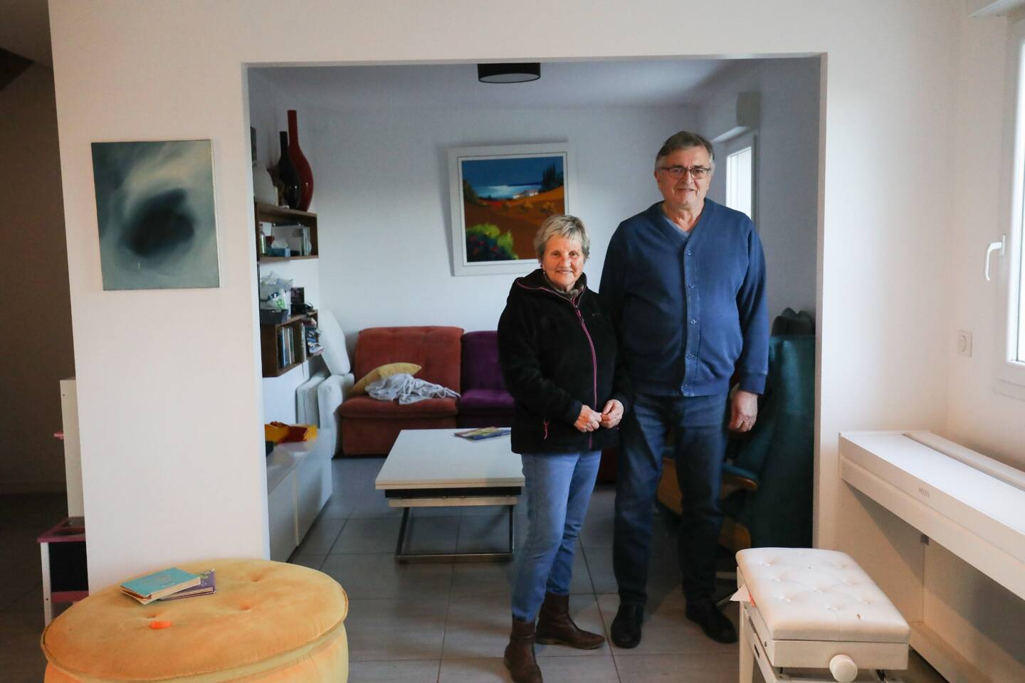 Hélène et Patrick Chagneau, dans leur lumineuse maison avec vue sur les collines biotoises. A l'initiative du projet d'habitat partagé.