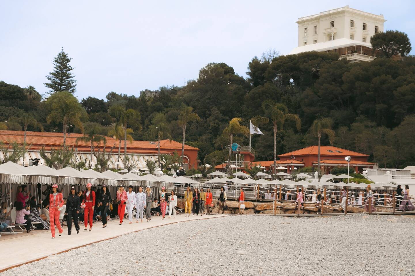 En 2022, Chanel avait pris ses quartiers sur la plage du Monte-Carlo Beach pour présenter sa collection. 