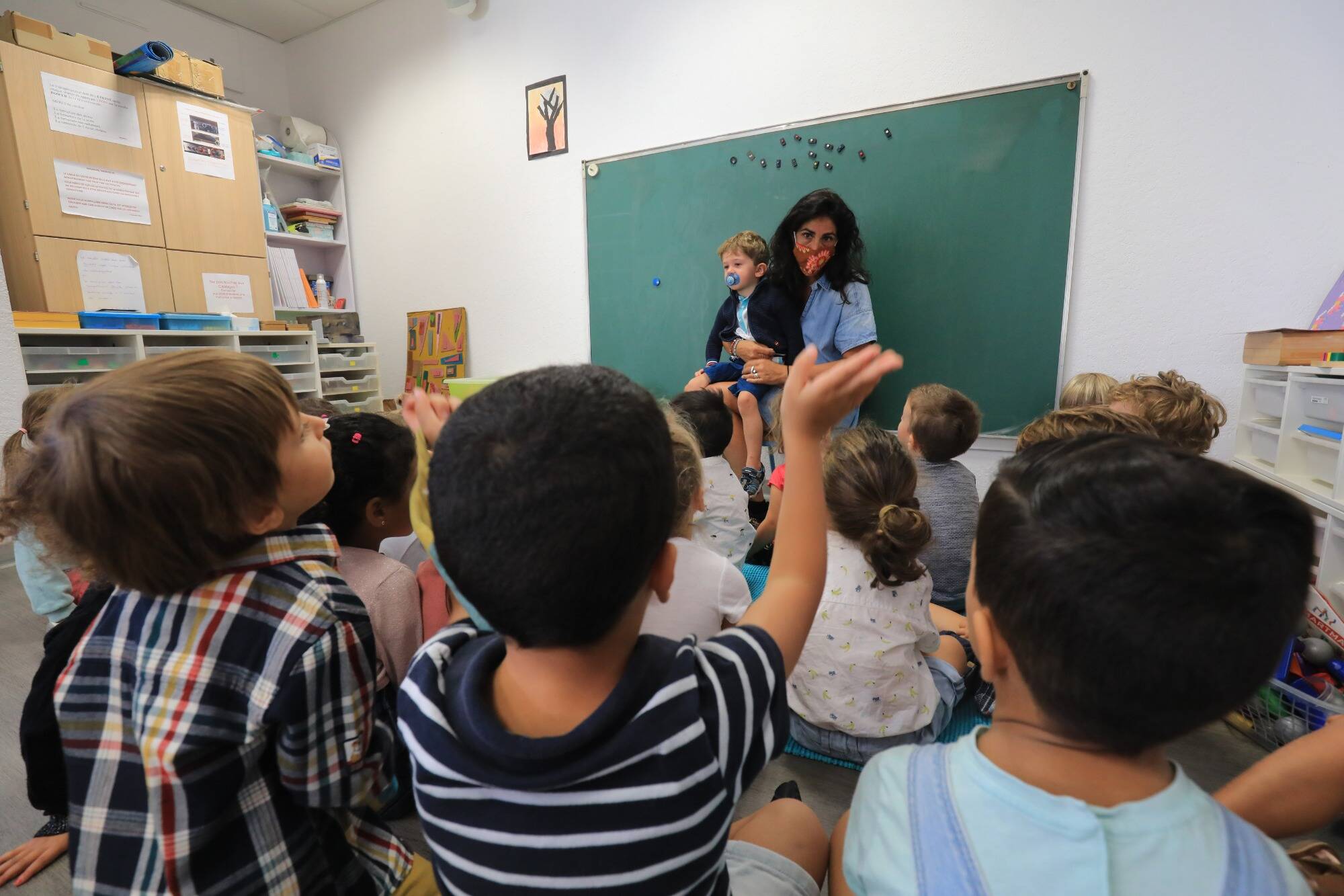 Retour à l'école pour les 12 millions d'élèves de l'Hexagone, "avec un prof devant chaque classe"