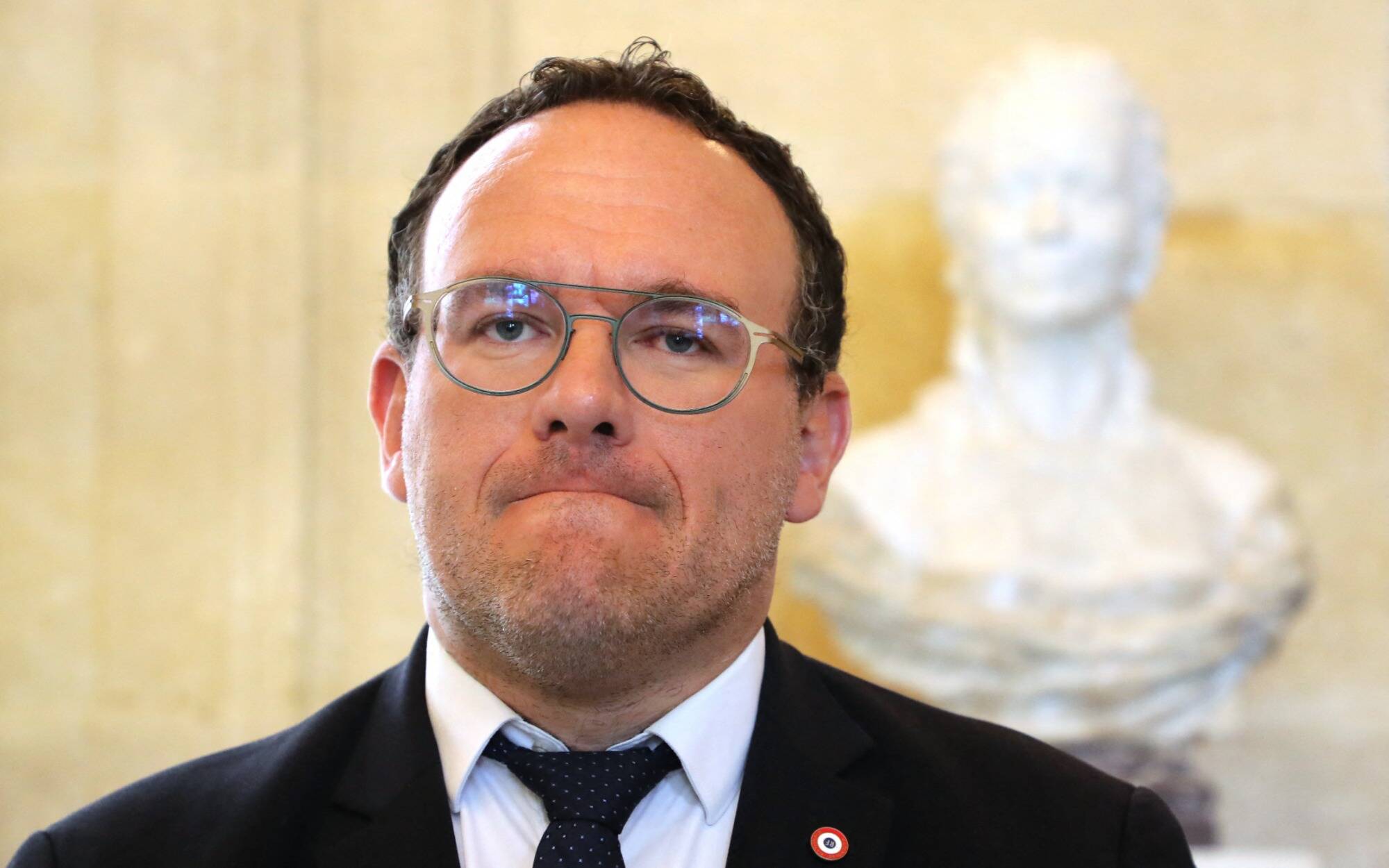 Face aux juges, l'ex-ministre Damien Abad a assuré que son handicap rendait impossible les accusations de viol