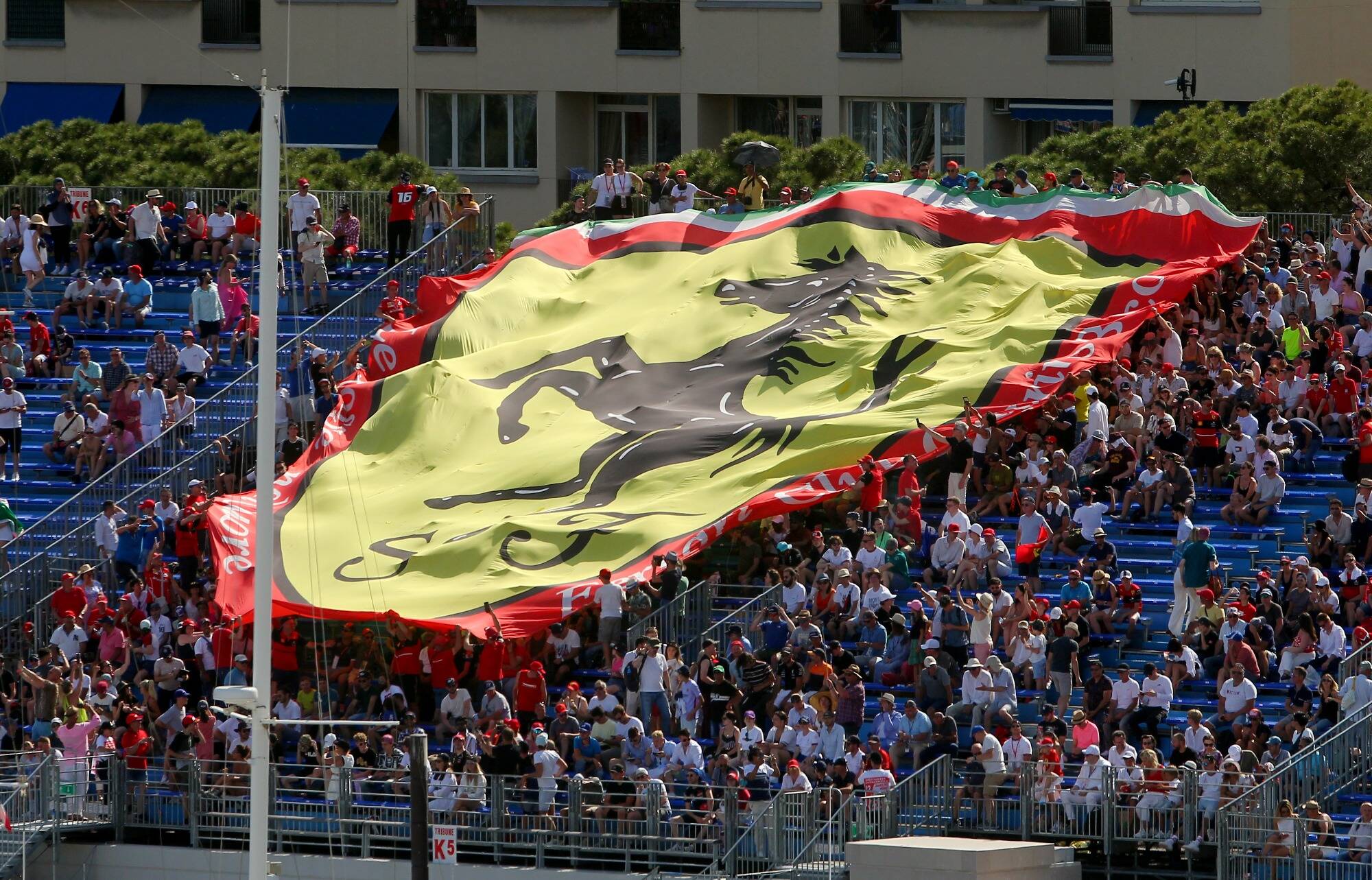 Pourquoi le constructeur italien Ferrari offre une prime juteuse de 14.400 euros à ses salariés?