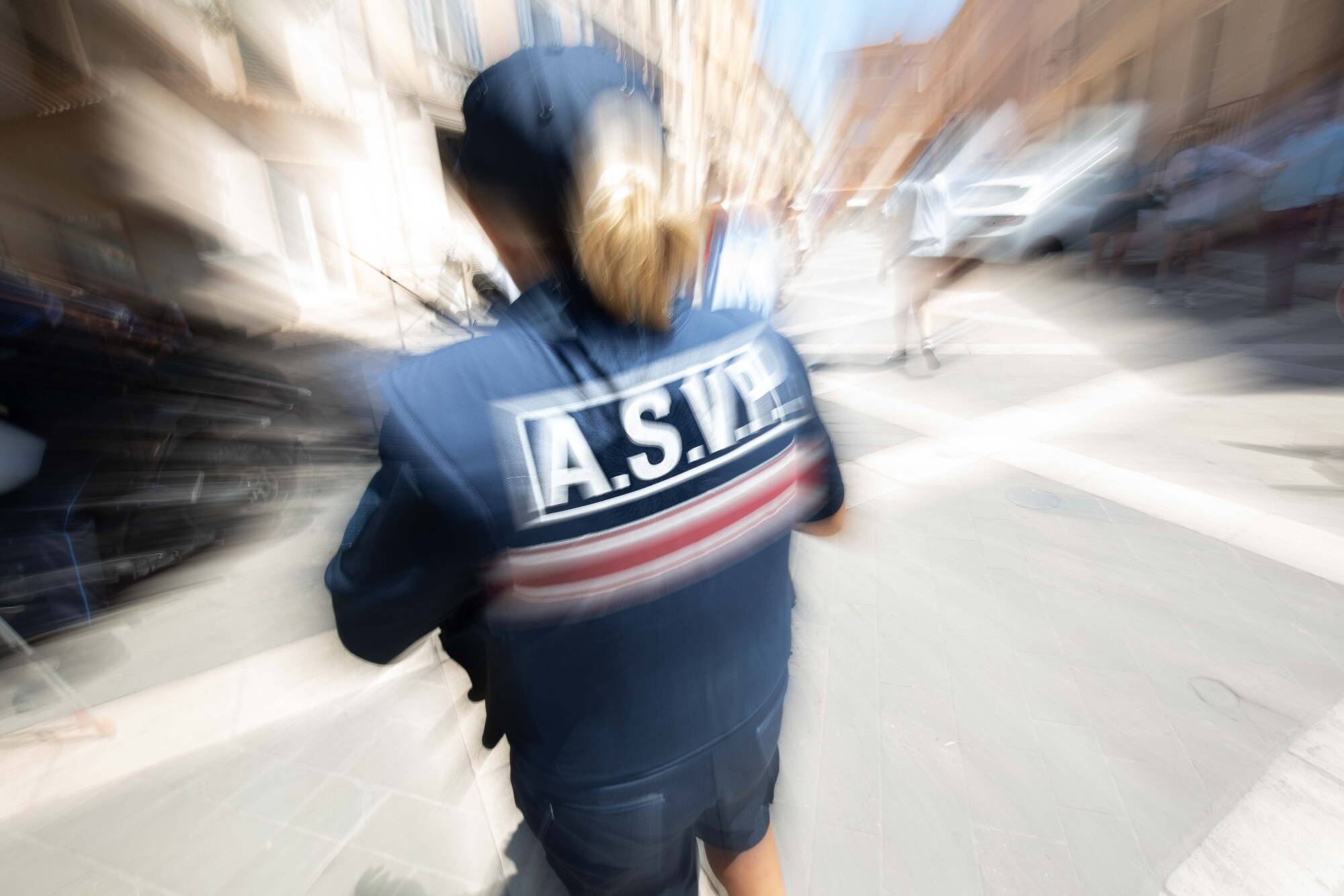 Un nourrisson laissé dans une voiture par sa mère en pleine canicule près de Nice, le véhicule ouvert de force pour le sauver
